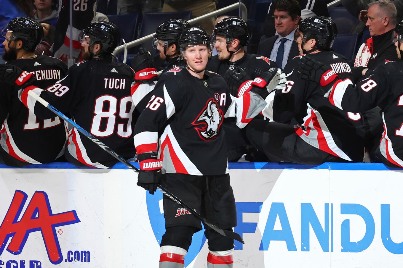 Buffalos svenske back Rasmus Dahlin firar sitt mål, till 4–0, i matchen mot Los Angeles som hans lag till slut vann med 7–0. Foto: Jeffrey T. Barnes/AP/TT