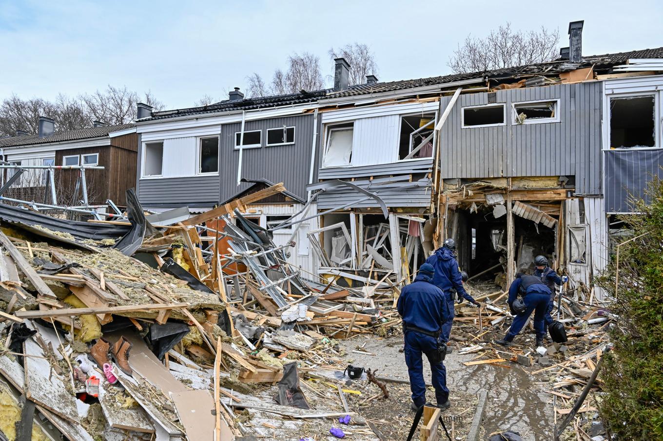 Polisens tekniker jobbar utanför det drabbade huset i Hässelby dagen efter sprängningen. Arkivbild. Foto: Jonas Ekströmer/TT