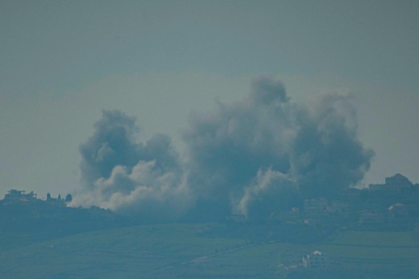 Röken stiger efter en israelisk flygattack mot södra Libanon på torsdagen. Foto: Ariel Schalit/AP/TT