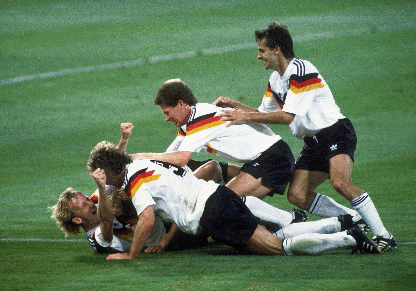 Andreas Brehme, längst till vänster, jublar med sina lagkamrater efter att han gjort VM-finalens enda mål på straff när dåvarande Västtyskland vann mot Argentina 1990. Arkivbild. Foto: Carlo Fumagalli/AP/TT