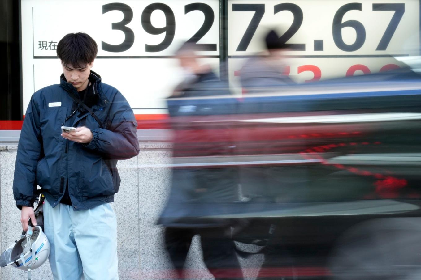 Utvecklingen gick åt olika håll på Asiens ledande börser under tisdagens inledande handel. Bild från i måndags. Foto: Eugene Hoshiko/AP/TT