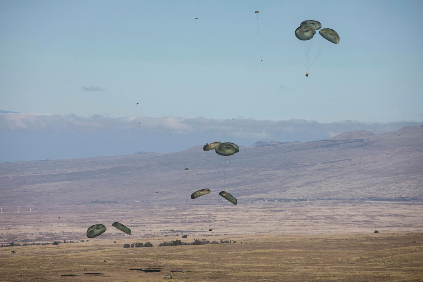 Såväl Kanada som USA ser över möjligheten till nödsändningar via luften. Arkivbild. Foto: Abreanna Goodrich/US Army via AP/TT