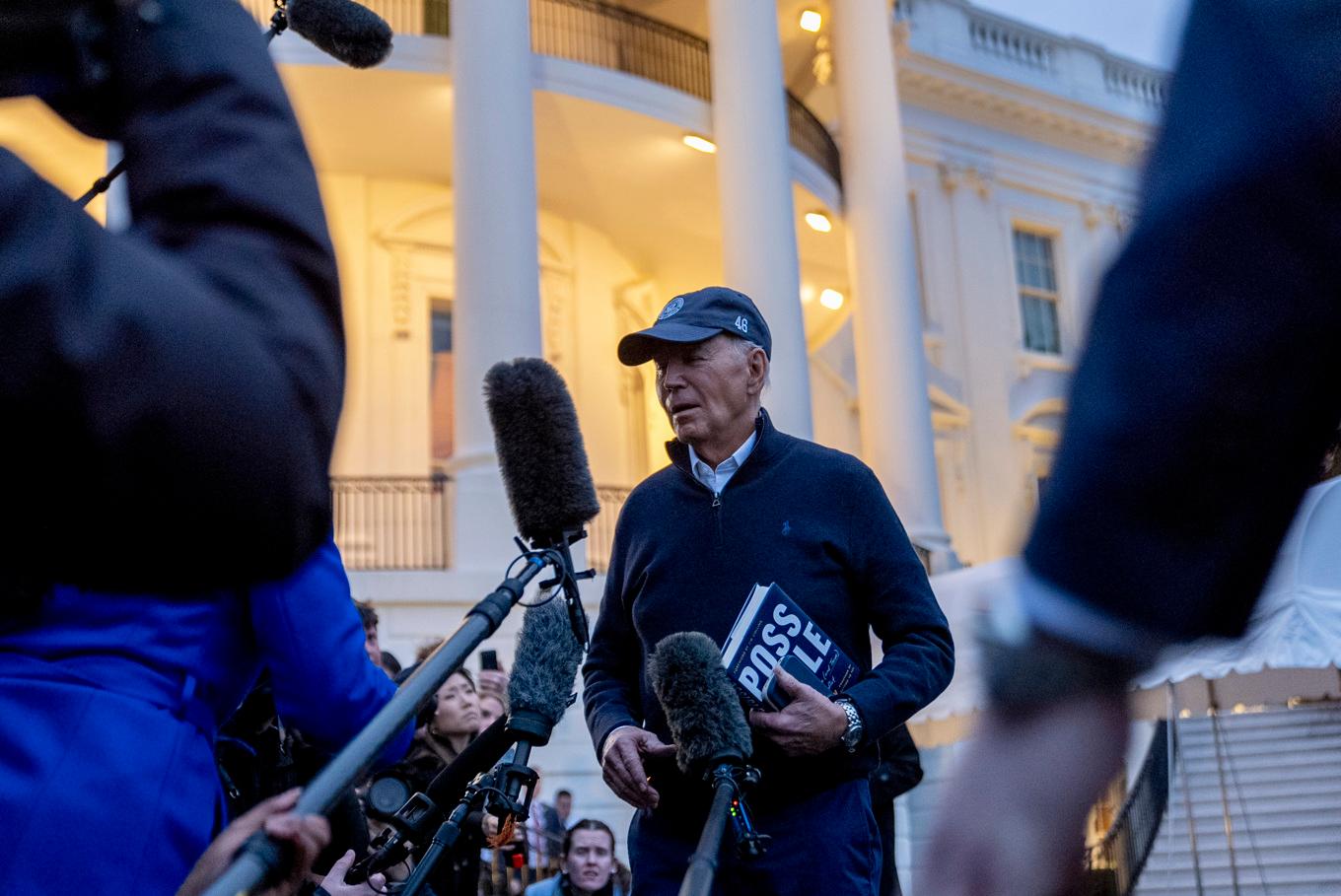 USA:s president Joe Biden talar med journalister utanför Vita huset på fredagskvällen. Foto: Andrew Harnik/AP/TT