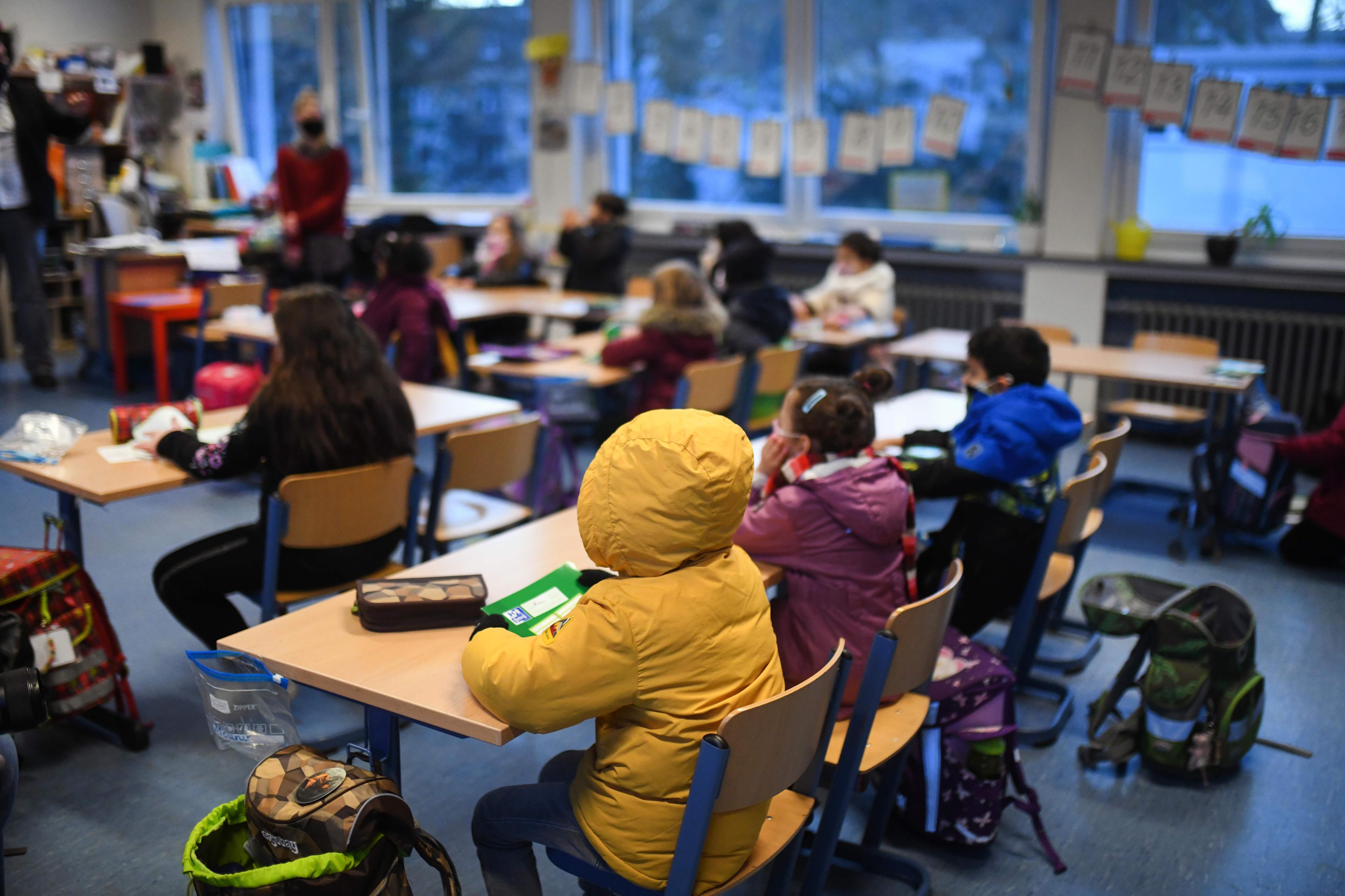 Elever på en skola i Dortmund i Tyskland den 24 november 2020 under den pågående covid-19-pandemin. Foto: Ina Fassbender/AFP via Getty Images