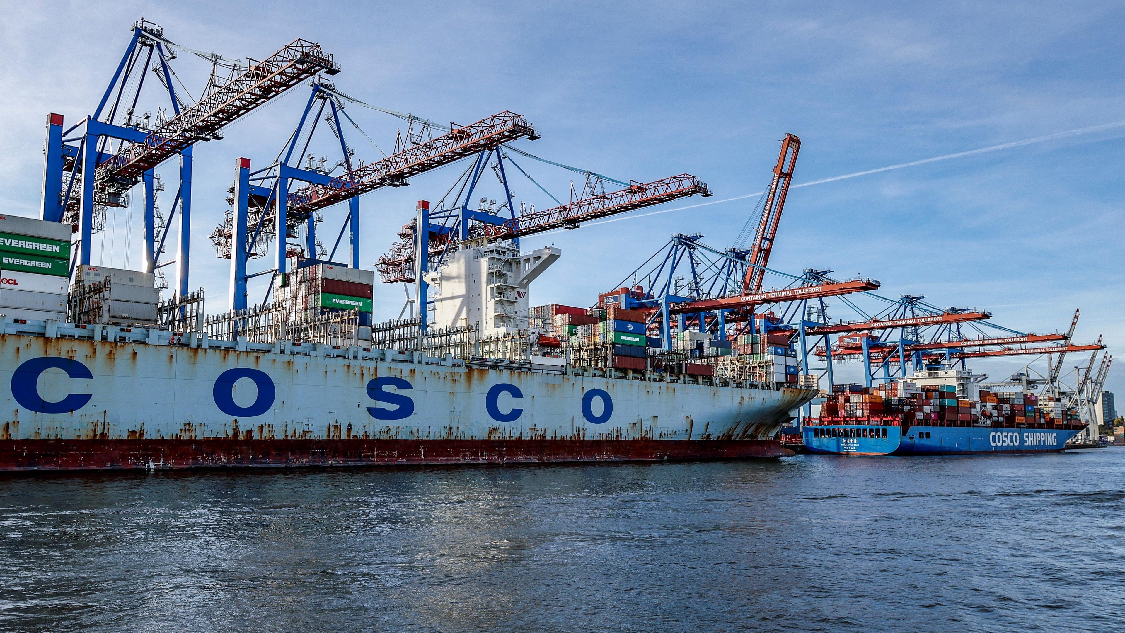 Ett kinesiskt containerfartyg i Hamburgs hamn. Kinas attraktion som investeringsdestination har minskat för 54 procent av tyska företag. Foto: Axel Heimken/AFP via Getty Images