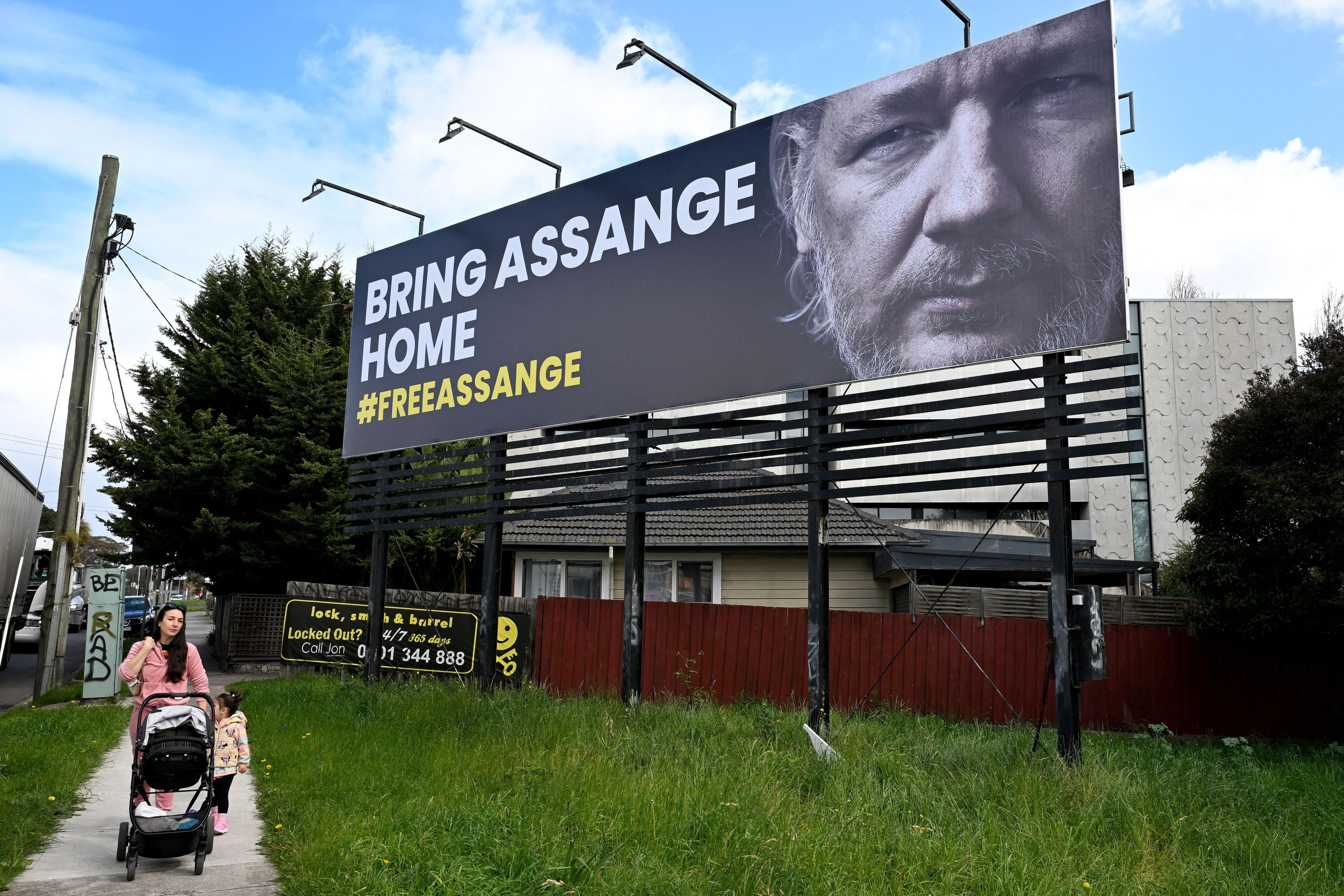 En gigantisk skylt i australiska Melbourne den 5 september 2023. På den står det att man kräver att WikiLeaksgrundaren och australiern Julian Assange släpps fri. Foto: William West/AFP via Getty Images