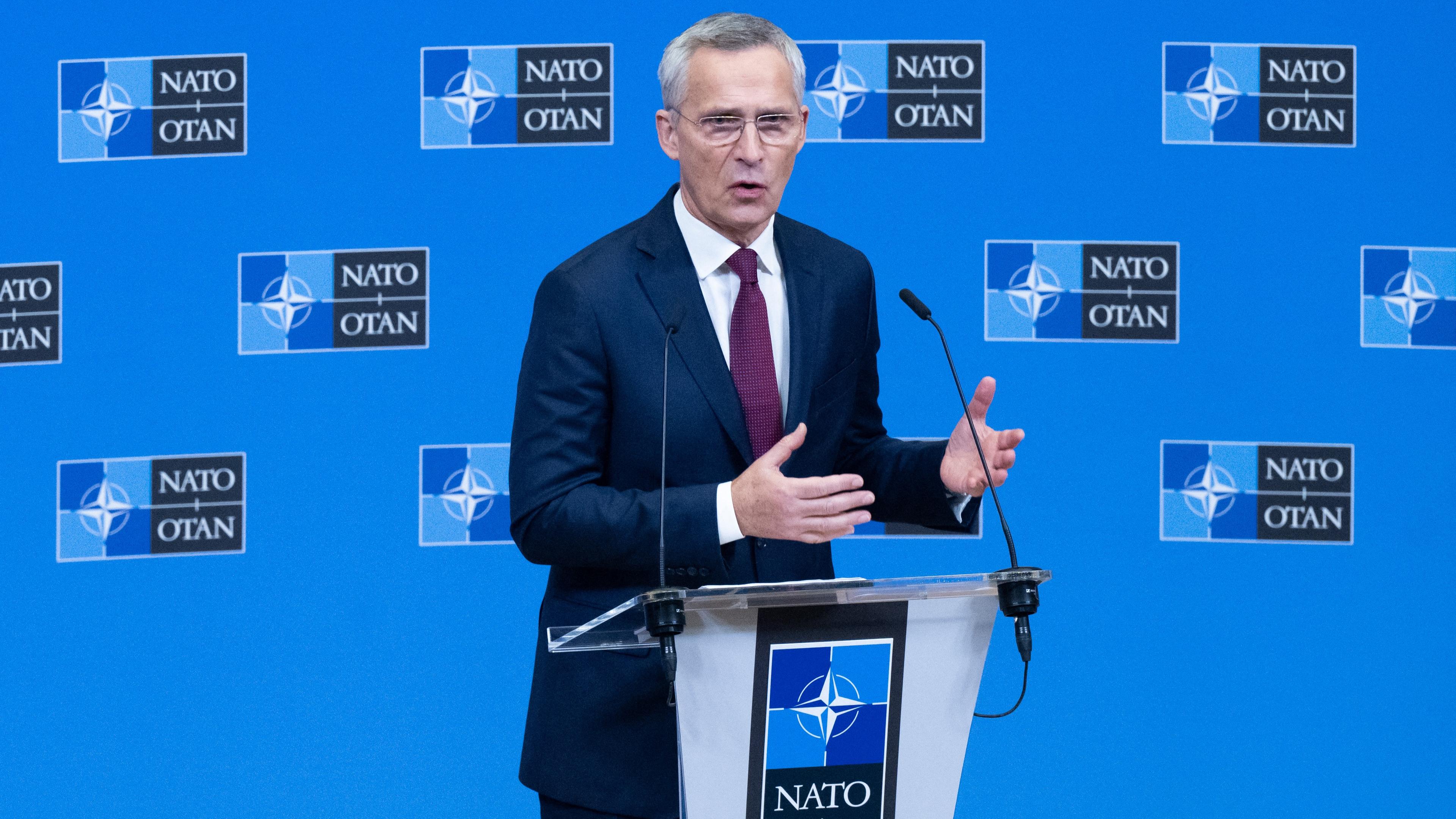 Natos generalsekreterare Jens Stoltenberg i Natos högkvarter i Bryssel. Stoltenberg menar att Europa och Nato måste ställa om för en möjlig långvarig konflikt med Ryssland. Foto: Saul Loeb/POOL/AFP via Getty Images