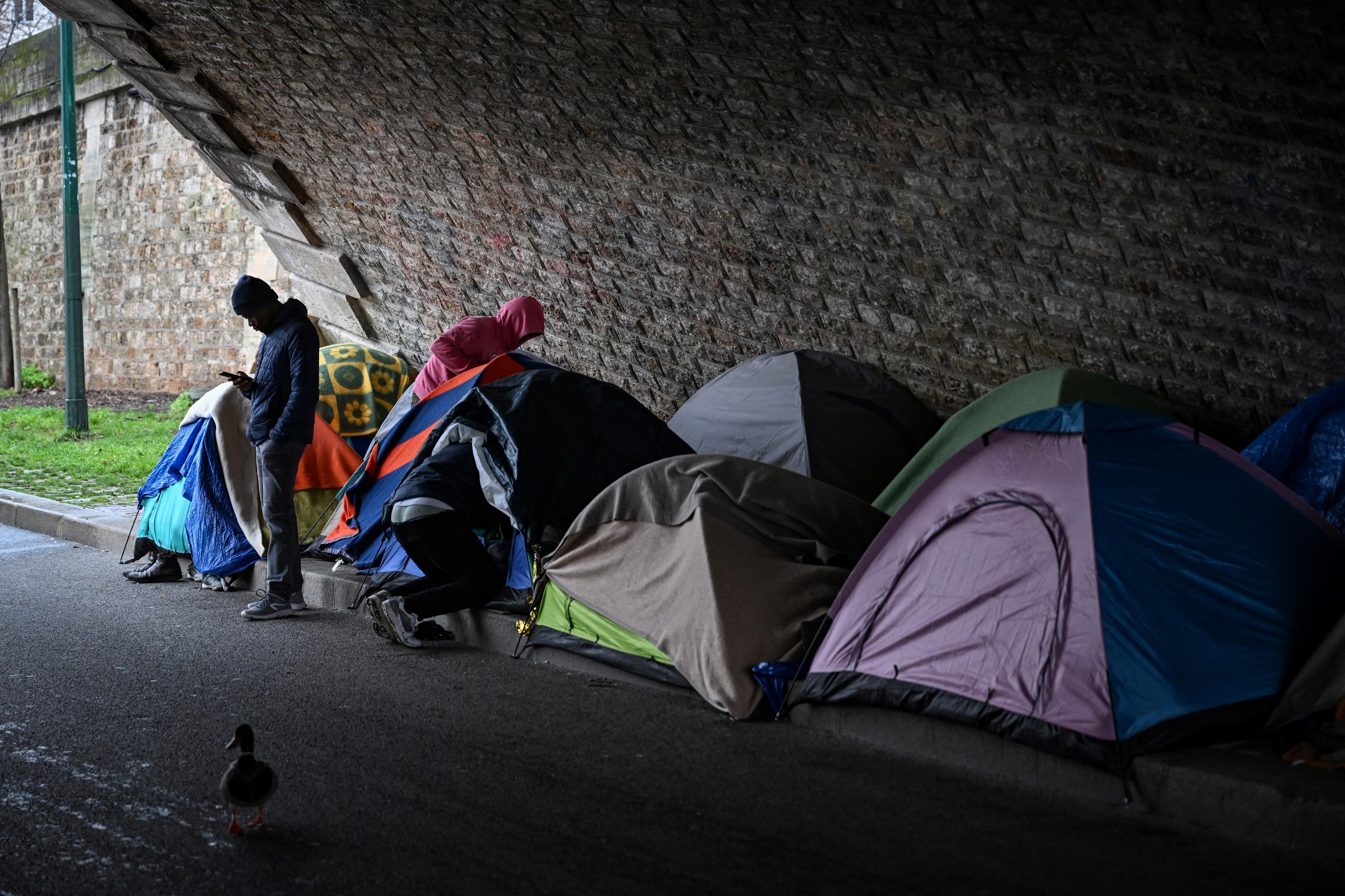 Hemlösa migranter vid tält i östra Paris i Frankrike den 10 februari. Foto: Miguel Medina/AFP via Getty Images