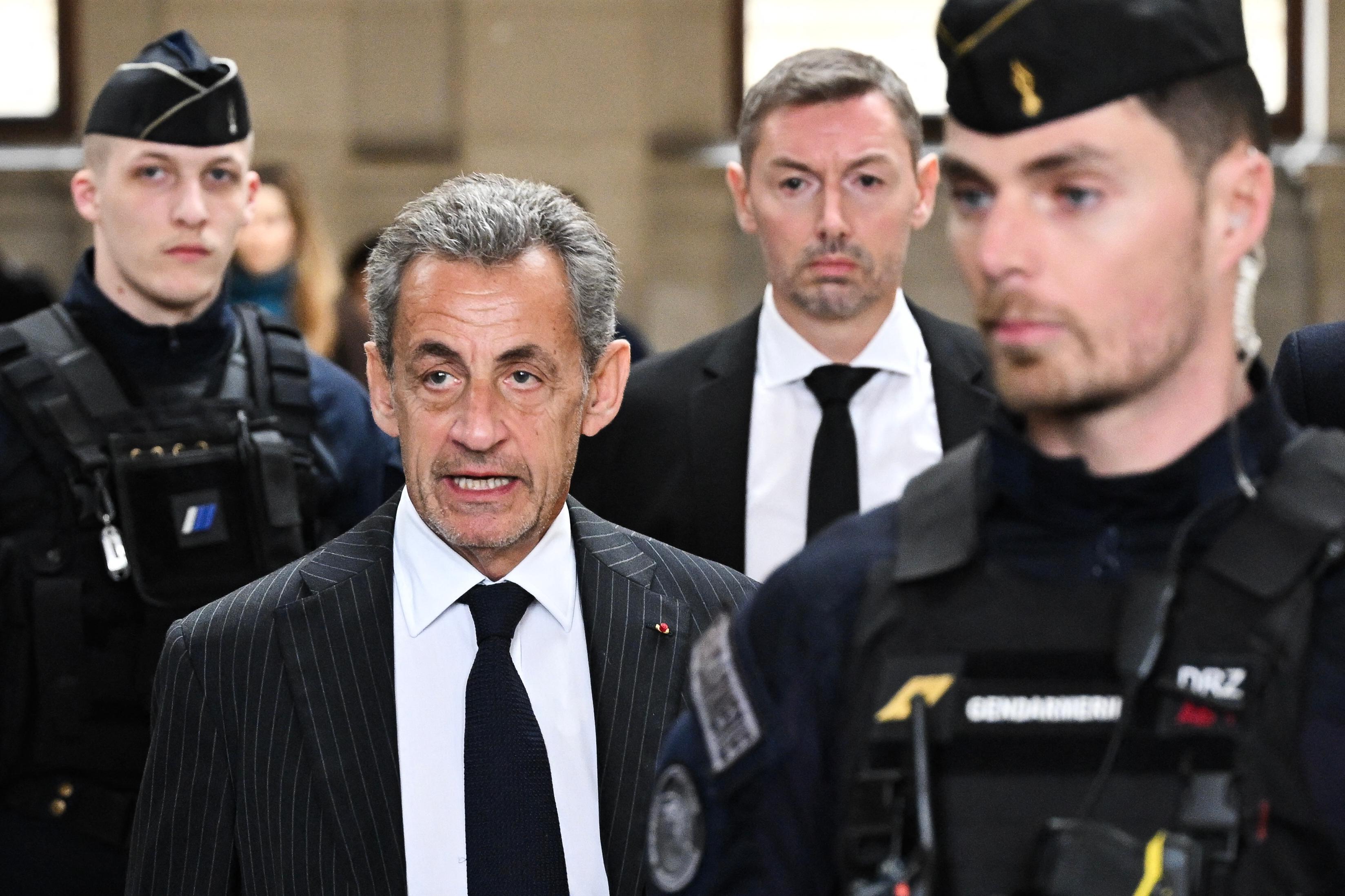 Frankrikes tidigare president Nicolas Sarkozy anländer till domstolen i Paris den 14 februari. Foto: Bertrand Guay/AFP via Getty Images