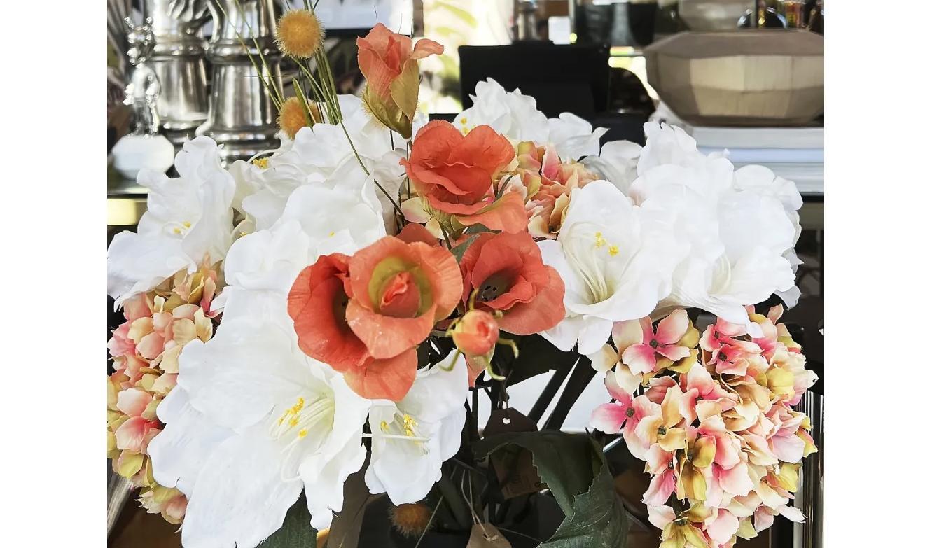 Blommor på ett bord, några kuddar i soffan, ett par växter i hörnet och en spegel på väggen kan skapa mysfaktor och förnya ett rum. Foto: Kristina I. Kleinert