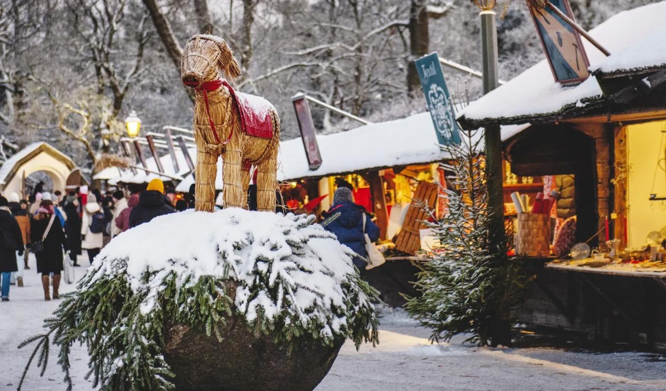 Skansens julmarknad är en riktig julklassiker med sina mysiga bodar och stämningsfulla julunderhållning. Foto: Skansen