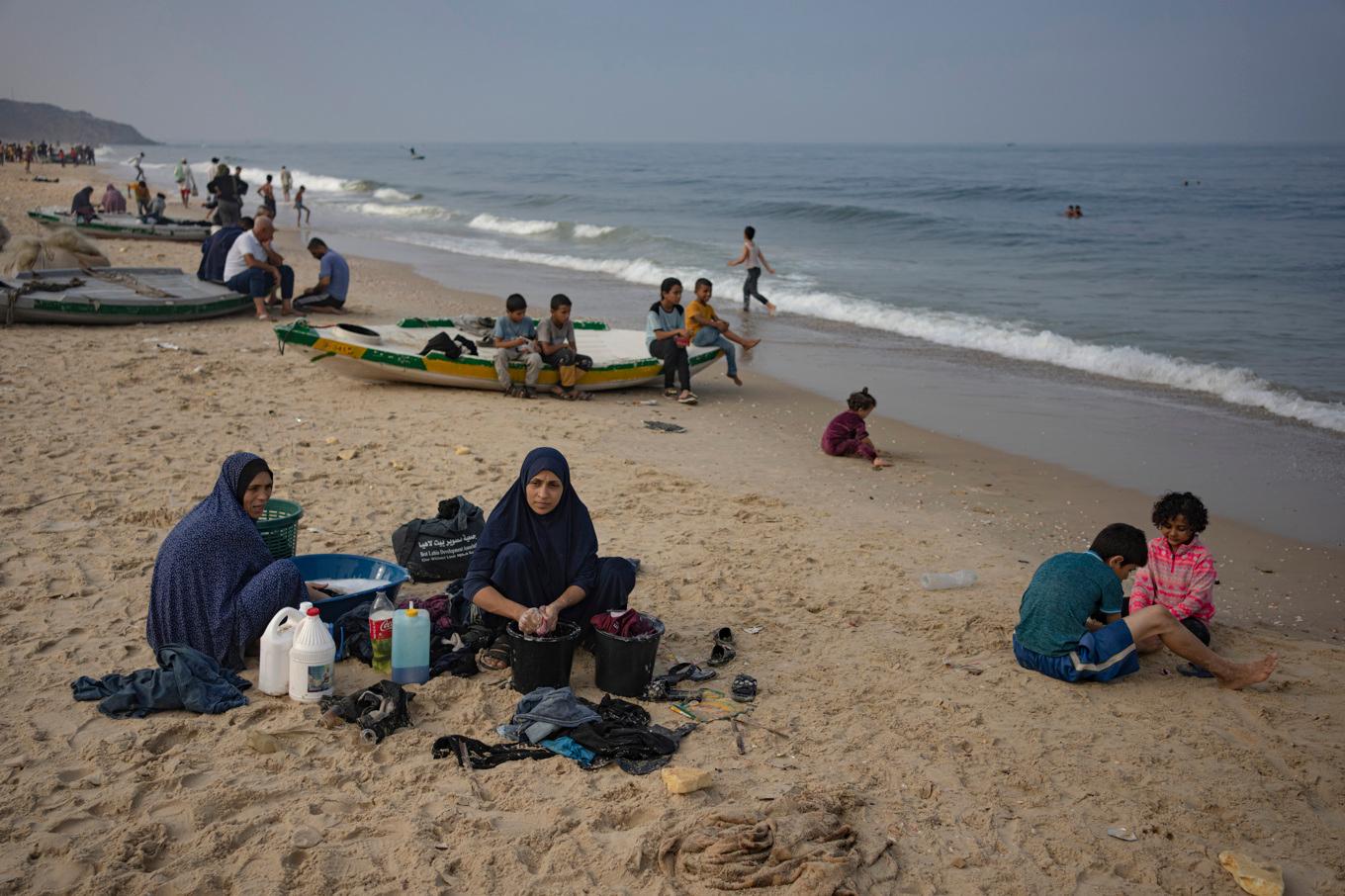 Palestinska kvinnor tvättar kläder i havsvatten i Deir al-Balah på Gazaremsan. Bild från november i fjol. Foto: Fatima Shbair/AP/TT