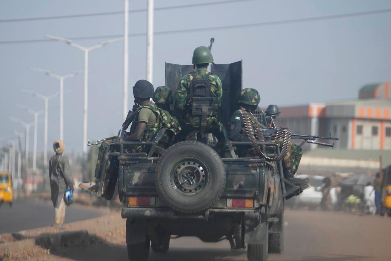 Militär letar efter de bortförda skolbarnen. Bild från i fredags. Foto: Sunday Alamba/AP/TT