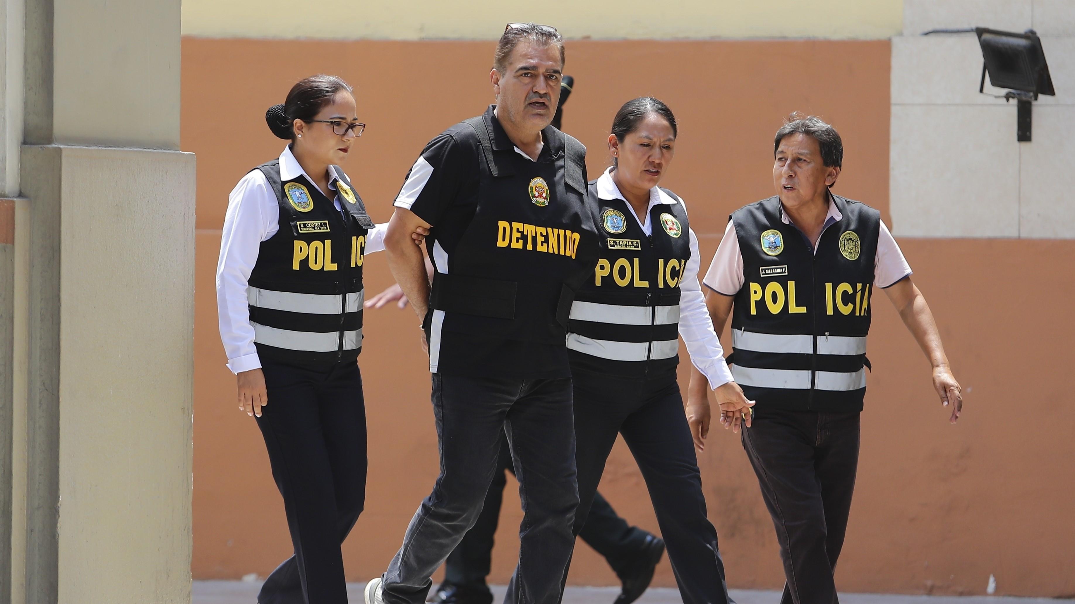 Den gripne iraniern eskorterad av polis i Lima i Peru. Foto: Manuel Castillo/AP/TT