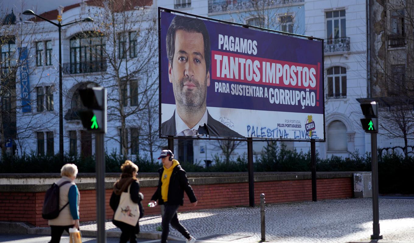 En valaffisch med Chegas partiledare André Ventura i Lissabon. Foto: Armando Franca/AP/TT