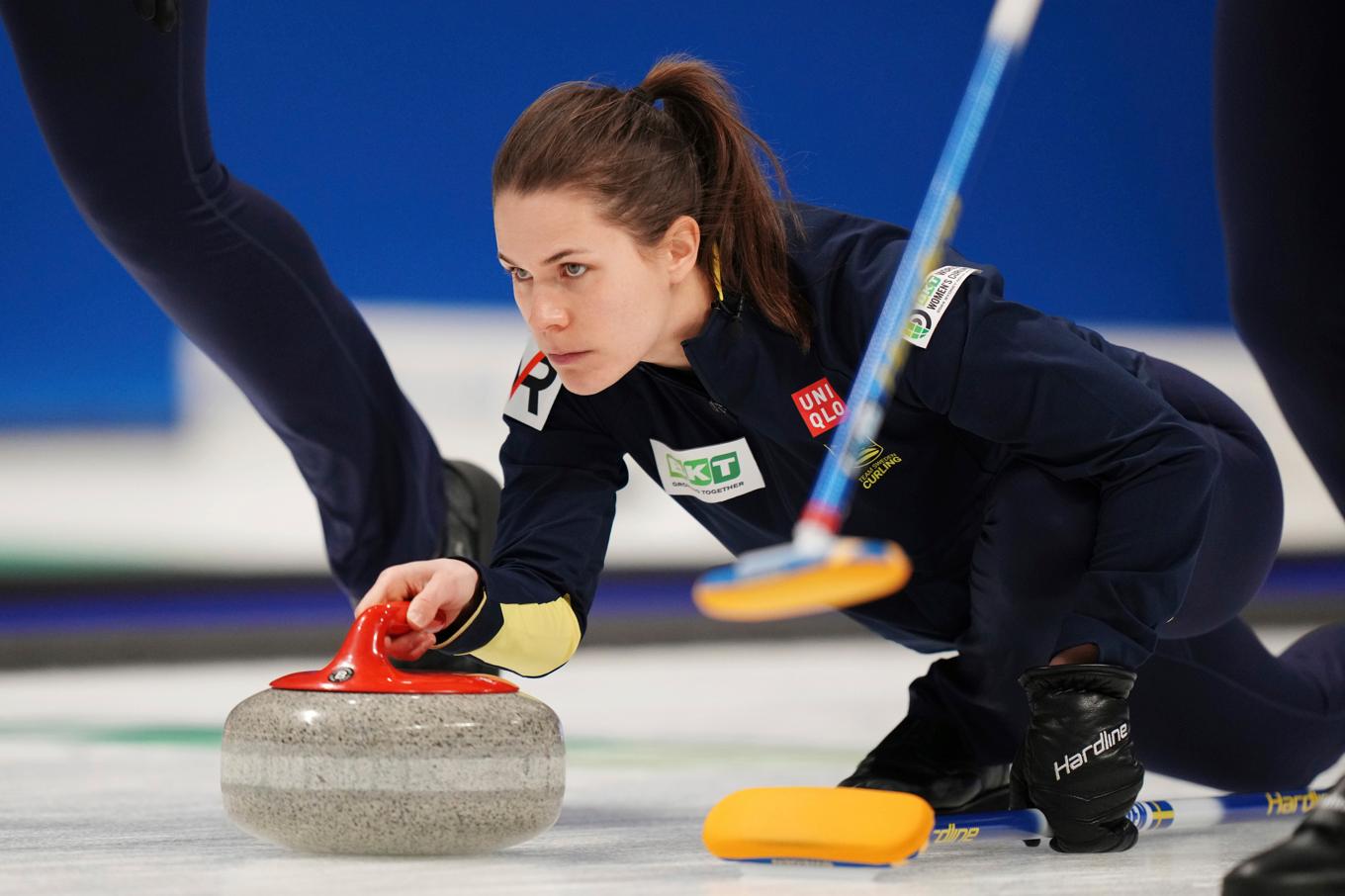 Sverige, genom lag Hasselborg, slog Danmark med 6–5 i en mycket tät match i curling-vm i Kanada och ökade chansen till slutspel betydligt. På bilden Anna Hasselborg. Arkivbild. Foto: Darren Calabrese/AP/TT