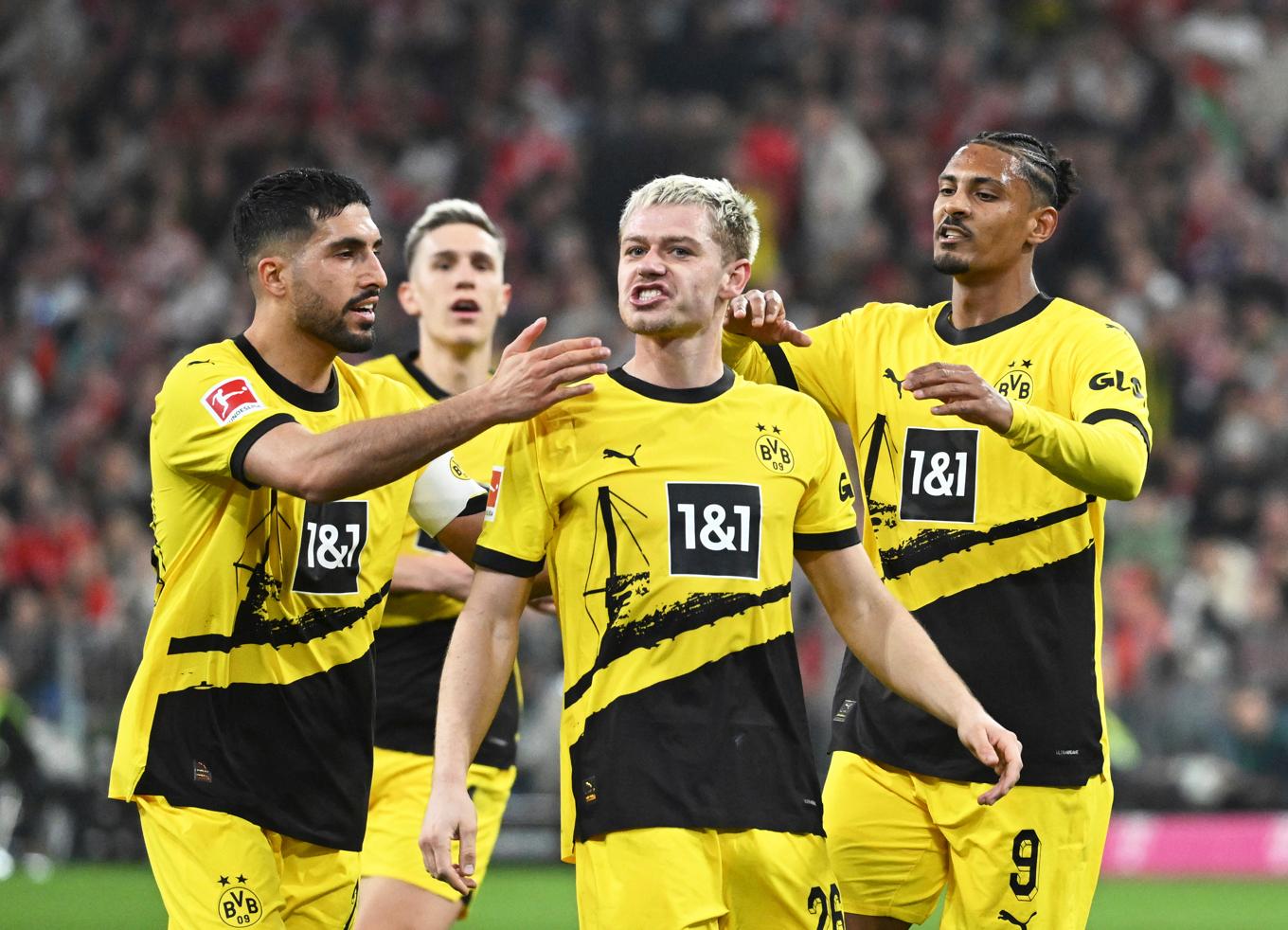 Dortmunds Julian Ryerson, längst fram i mitten, firar efter sitt 2–0 mot Bayern München. Foto: Sven Hoppe/AP/TT