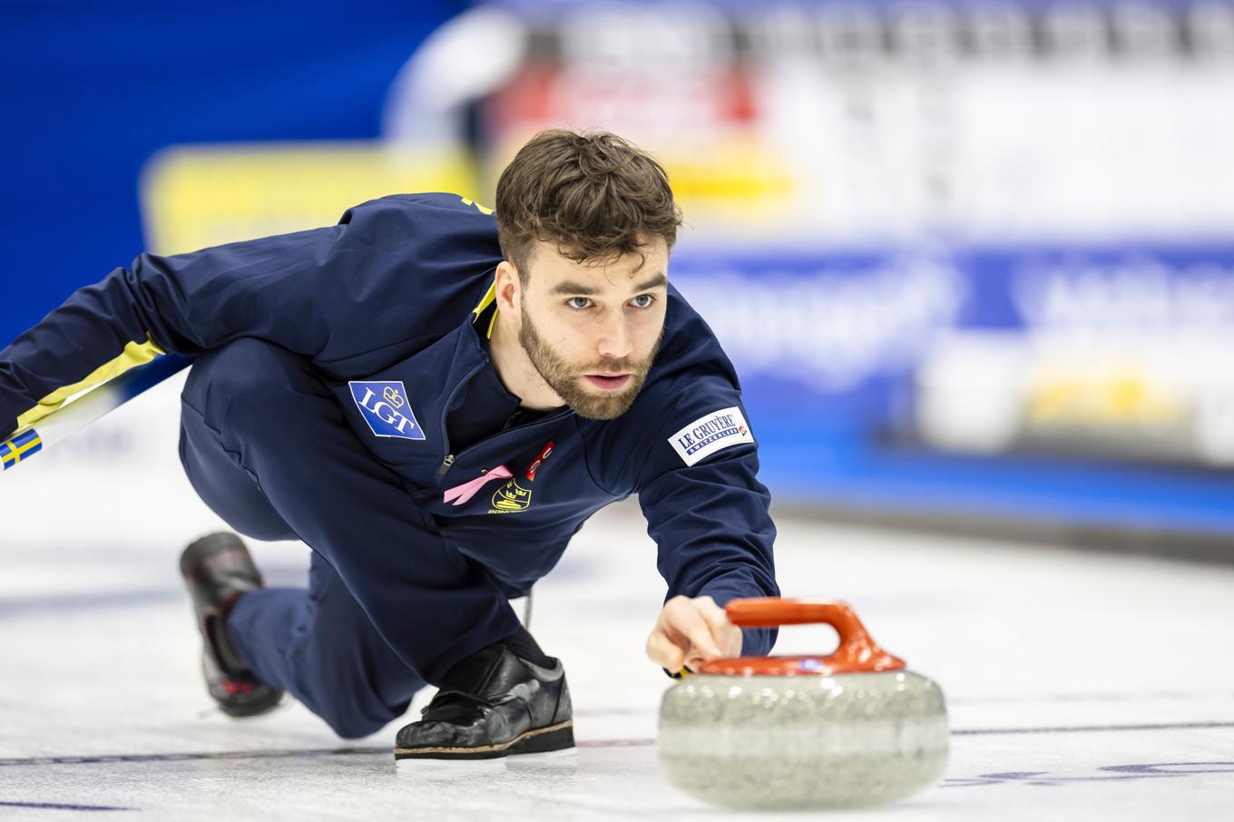 Sveriges Oskar Eriksson under premiärmatchen mot Nederländerna (8–1) i curling-VM i Schweiz. Foto: Michael Buholzer/AP/TT