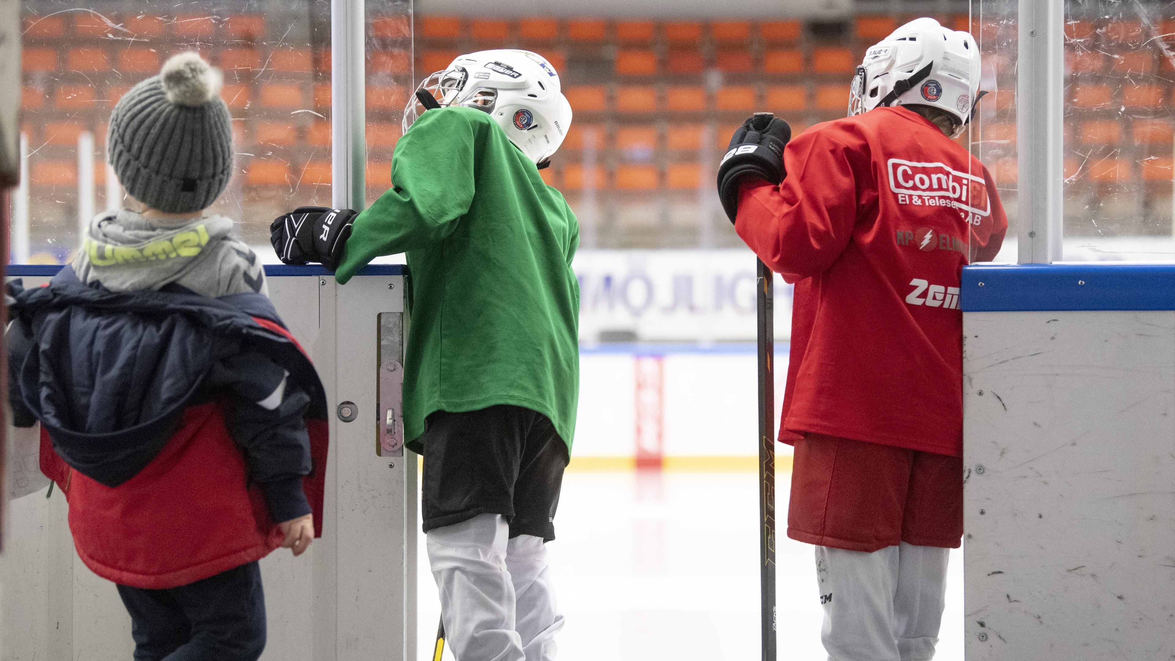 Ishockey kan bli dyrt sett till utrustningen, men det går att köpa begagnat till riktigt låga priser. Vissa klubbar ordnar även bytesdagar. Foto: Fredrik Sandberg/TT