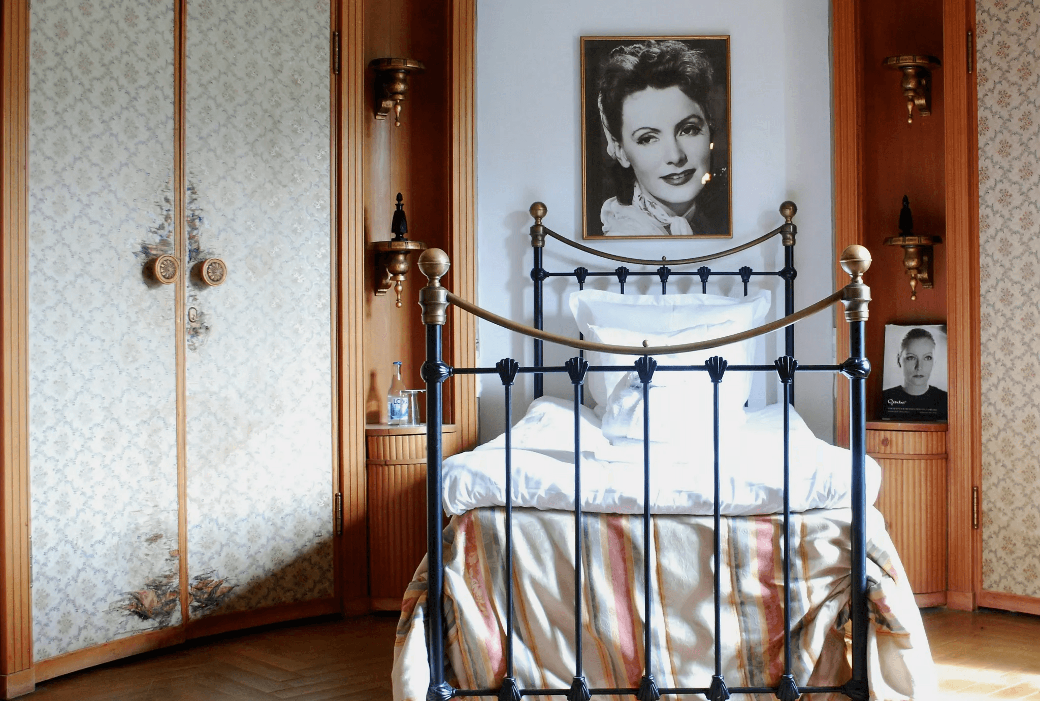 Greta Garbos originella rum på Häringe slott. Rummet iordningställdes på order av slottsägaren Axel Wenner-Gren, medan denne befann sig ombord på sin lyxjakt tillsammans med Garbo.
Så fort filmstjärnan anlände till Häringe lade hon rabarber på rummet och stannade hela sommaren.
Foto: Haringe slott