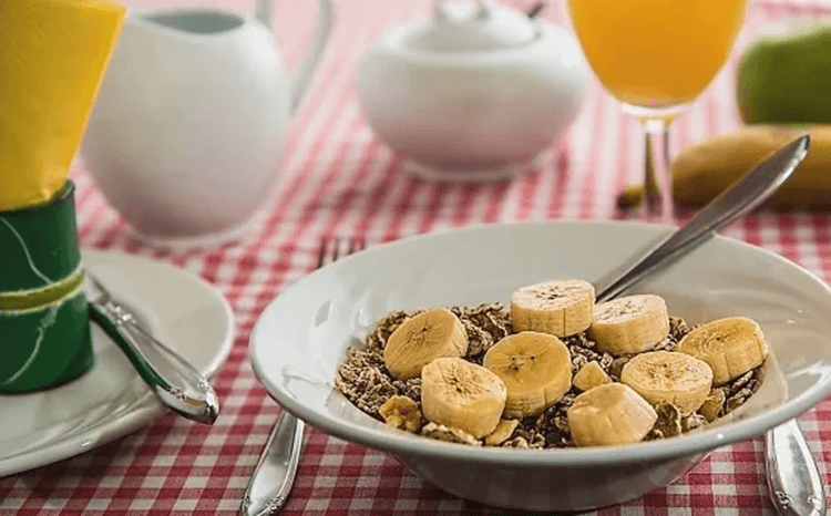 Förr i tiden åt de flesta frukost innan de gick hemifrån på morgonen. I dag ser det annorlunda ut och många tar sig inte tid eller har ingen matlust. Foto: Steve Buissinne