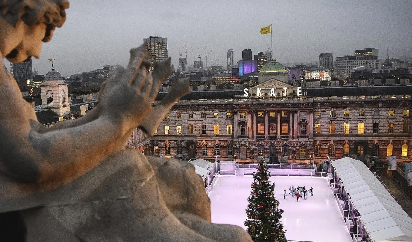 På platsen där Somerset House residerar i dag låg det tidigare ett palats. Skridskobanan är ett arrangemang som i år har Swiss Tourism som avsändare. Hej Schweiz!Foto: Leon Neal/Getty Images