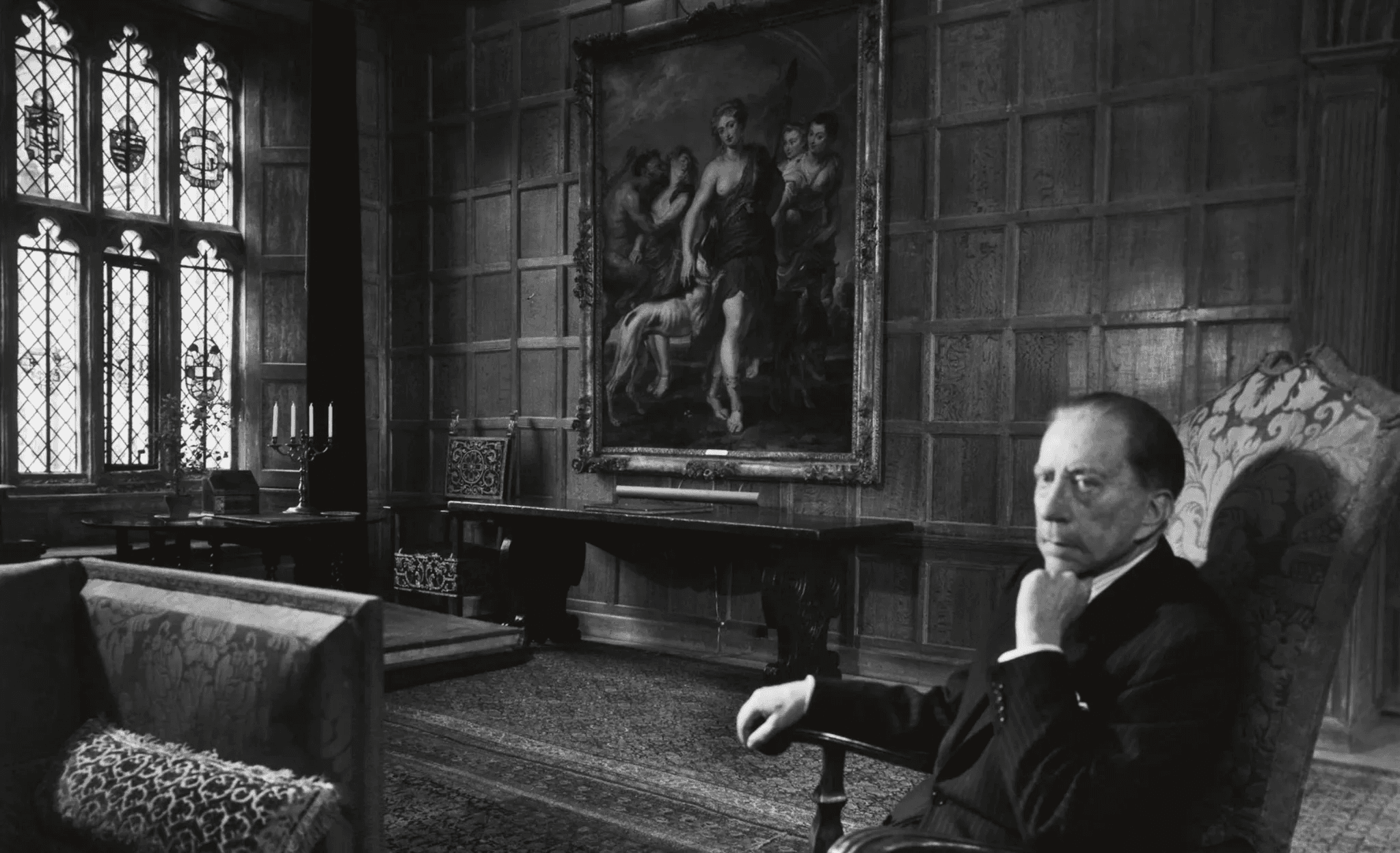 J. Paul Getty, fotograferad av Yousuf Karsh, 1964. Fotograferingen ägde rum i Great Hall i Sutton Place, godset i England där Getty kom att leva de sista 17 åren av sitt liv. Han flyttade in 1959 och berättade gärna att på hotellet Ritz i London, där han hade bott innan han köpte Sutton Place, kostade en rom och cola en dollar. Men på Sutton Place kostade samma drink bara 10 cent. Till Sutton Place bjöd Getty dignitärer från Mellanöstern, liksom miljardärsvänner som Rothschild.
Foto: Yousuf Karsh © The Estate of Yousuf Karsh