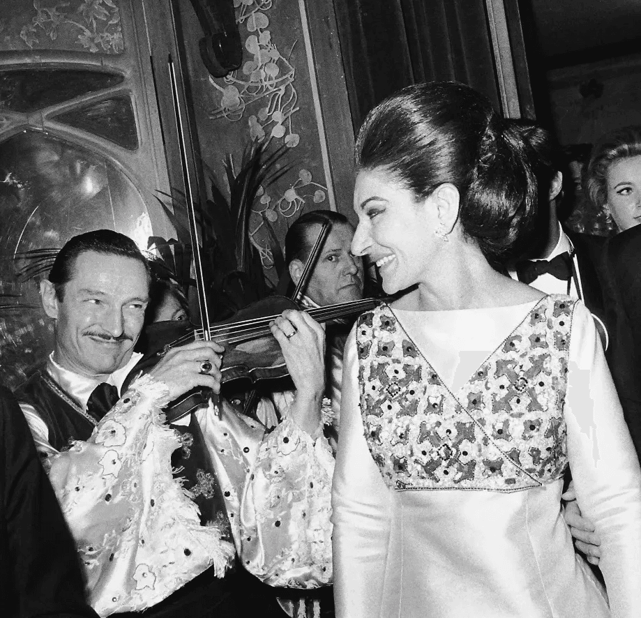 Hon benämns ofta som den främsta sopranen genom alla tider. Den 19 oktober 1968 anländer Callas till Marigny Theatre för premiärvisningen av filmen La puce à l’Oreille, regisserad av Jacques Charon.
Foto: AFP via Getty Images