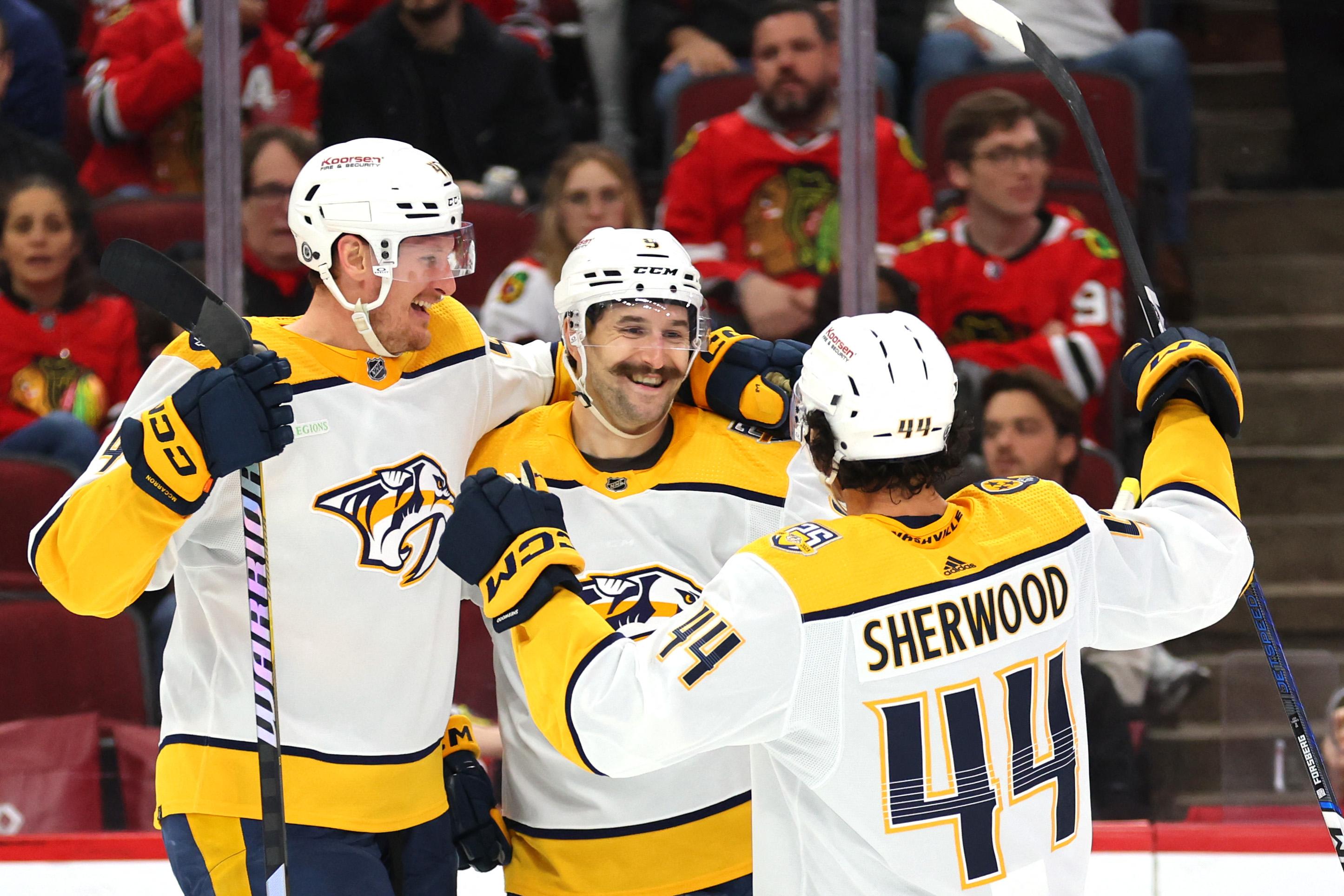 Filip Forsberg (mitten) firar efter ett av sina mål mot Chicago. Foto: Michael Reaves/AFP/TT