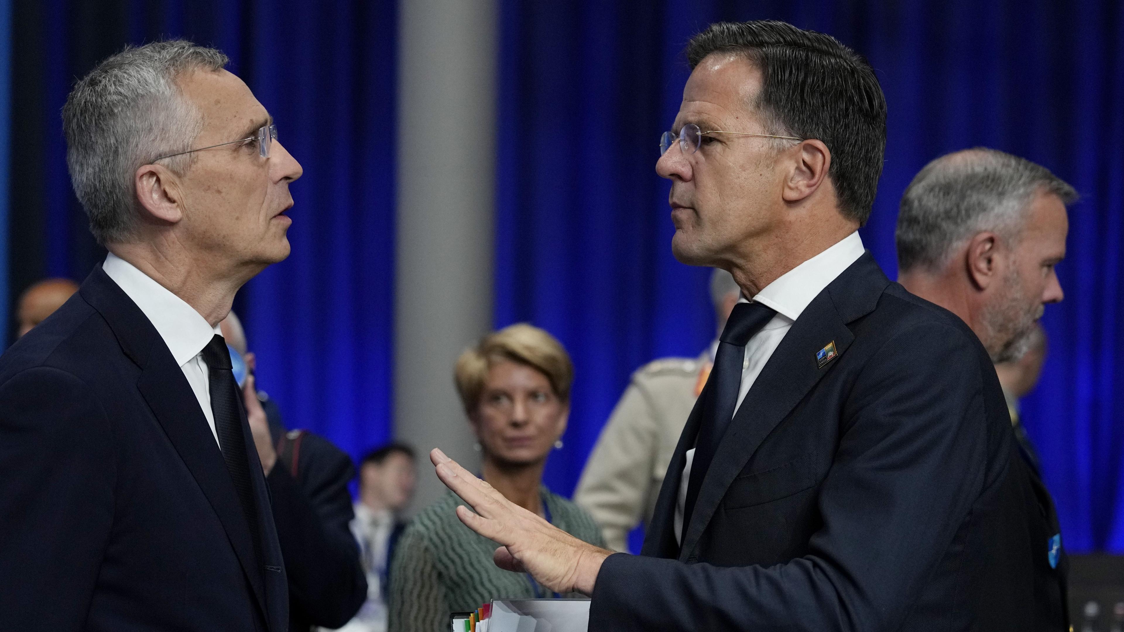 Natos generalsekreterare Jens Stoltenberg tillsammans med Nederländernas avgående premiärminister Mark Rutte vid fjolårets toppmöte i Litauen. Arkivfoto. Foto: Pavel Golovkin/AP/TT