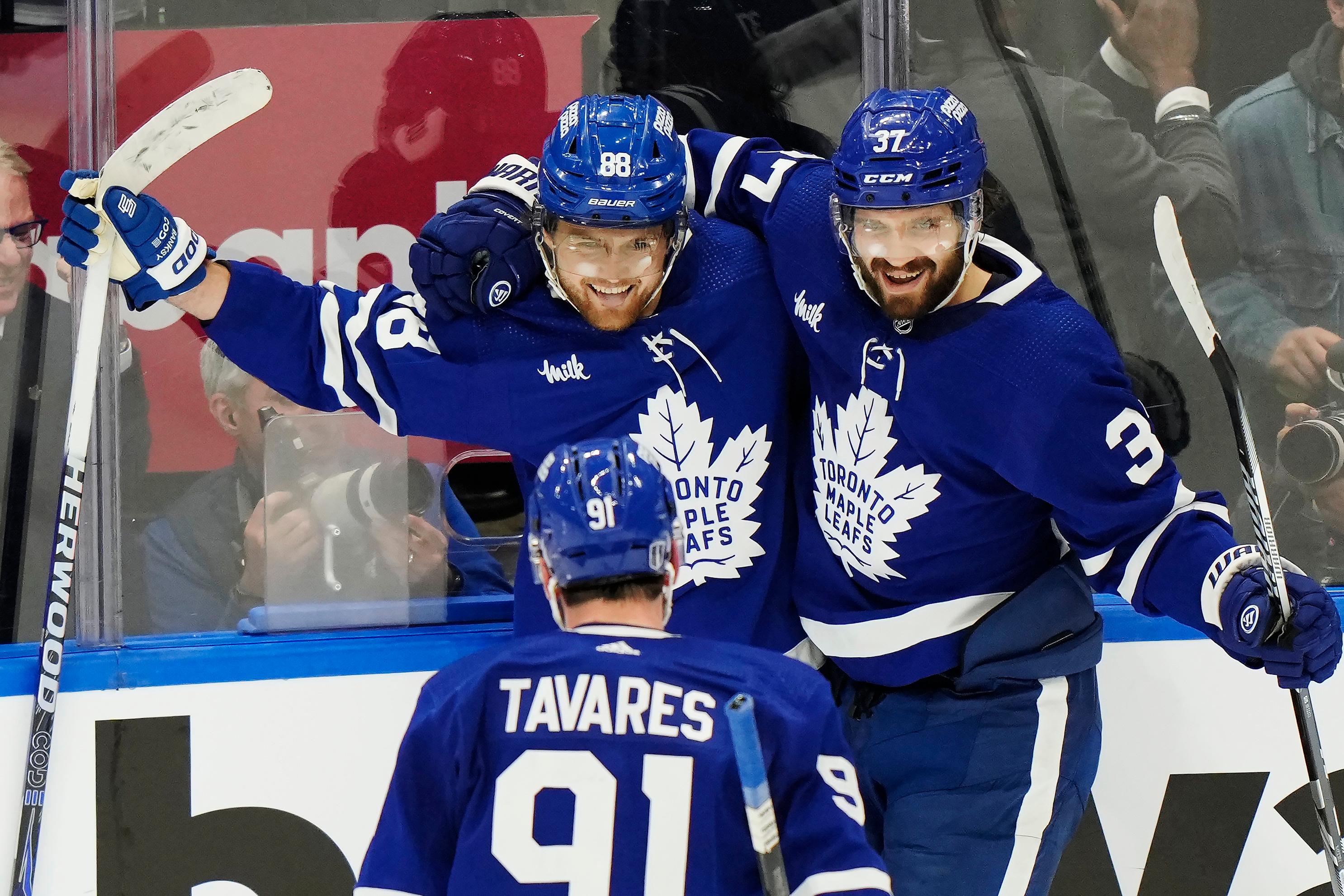 Torontos William Nylander (88) firar med landsmannen Timothy Liljegren efter att ha gjort mål mot Boston. Foto: Frank Gunn/AP/TT