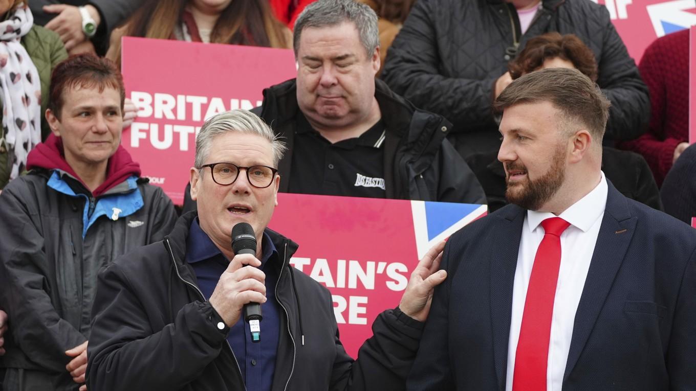 Labourledaren Keir Starmer och nyvalda Chris Webb firas i Blackpool South. Foto: Peter Byrne/AP/TT