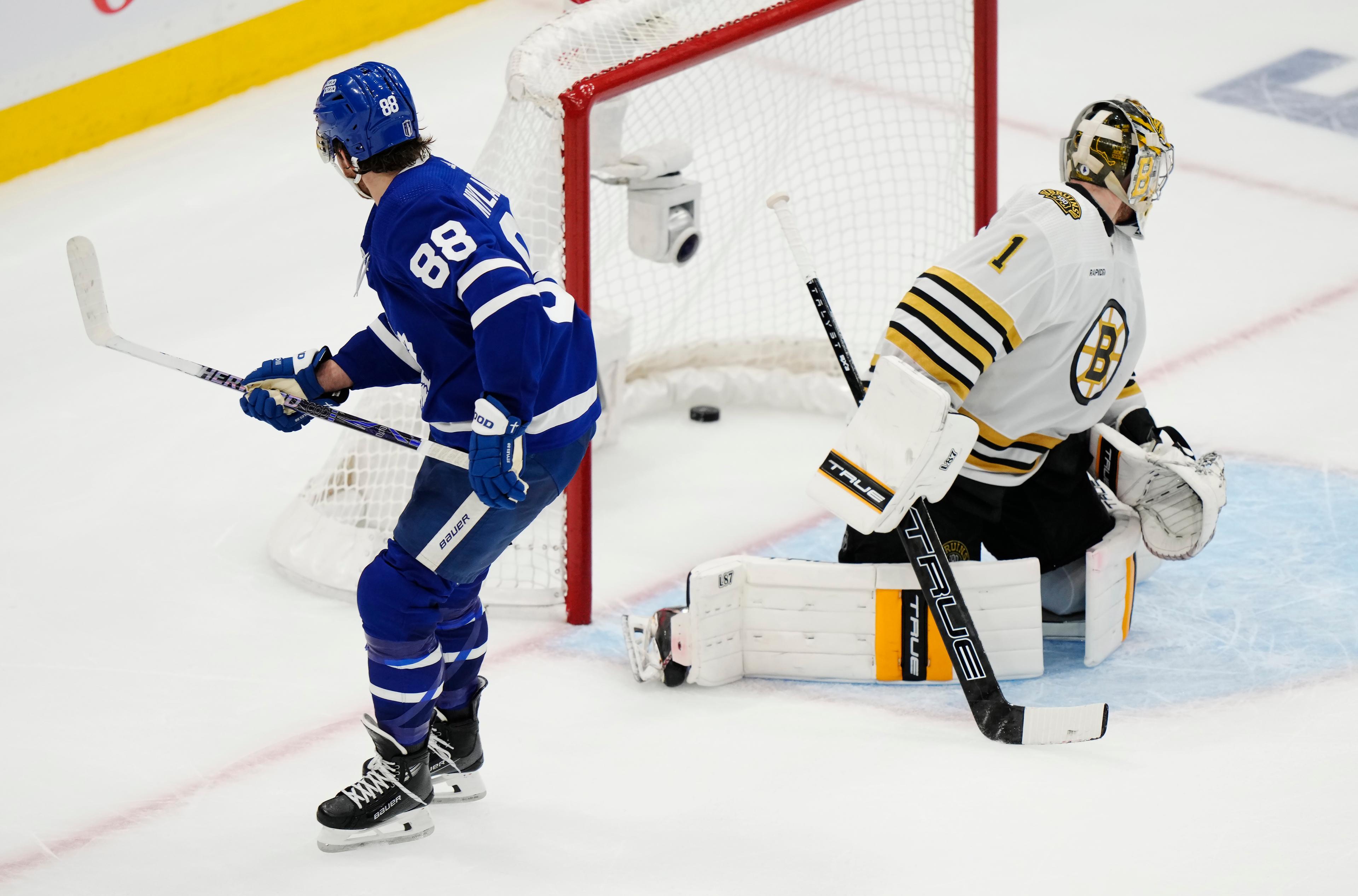 Torontos William Nylander gjorde 1–0-målet på Bostons målvakt Jeremy Swayman, men Boston vann till slut i förlängning med 2–1 och Toronto har spelat färdigt för säsongen. Foto: Frank Gunn/AP/TT