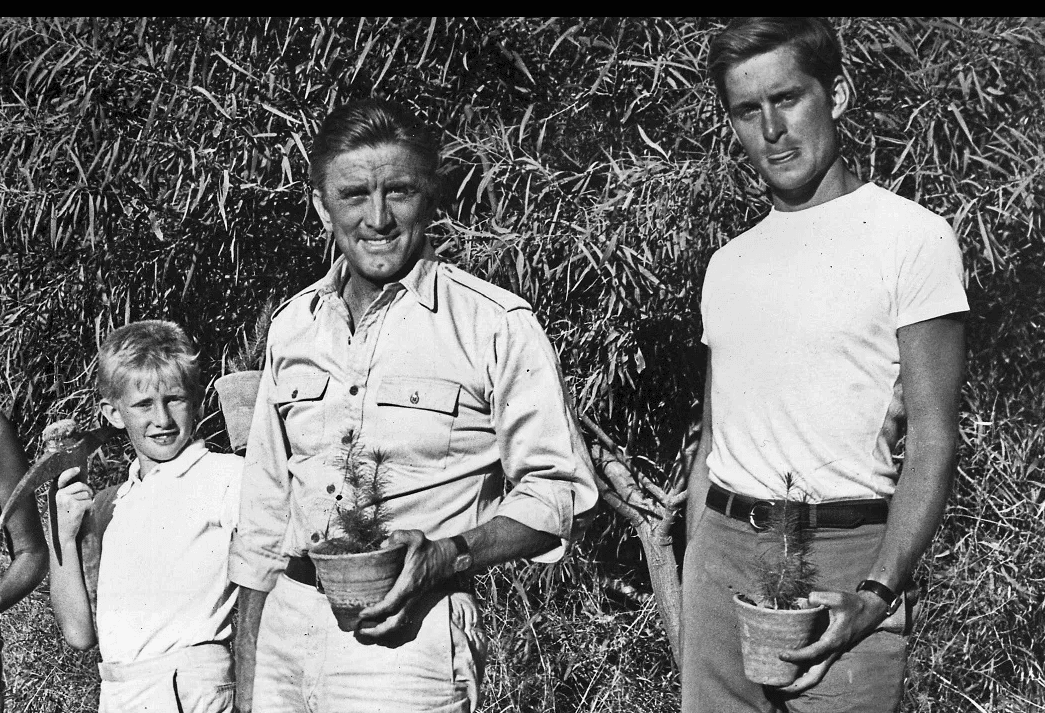 Fotot från cirka 1965 med matinéfilmhjälten Kirk Douglas och sönerna Michael (som även han blev en stor filmstjärna) och Eric. Den sistnämnde, längst till vänster, får snällt se på, han står väl på tillväxt. Efter Kirk Douglas bortgång den 5 februari 2020, som 103-åring, ja, du läste rätt, skrev Seinfeld-stjärnan Jason Alexander: ”Vi kunde behöva en riktig Spartacus.” Alexander syftade på en av Douglas mest ikoniska rolltolkningar. Den välbekante programledaren Dan Rather fyllde i med att Hollywood inte längre får fram ”legender som Kirk Douglas”. Foto: Hulton Aarchive/Getty Images