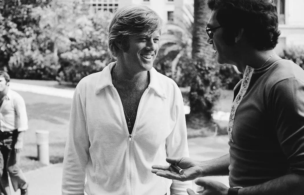 Robert Redford och Sydney Pollack i Cannes, 1972.

Redford (född 1936) är en amerikansk skådespelare, filmregissör och producent. Vi känner honom exempelvis som Jay Gatsby i Den store Gatsby från 1974, Denys i Mitt Afrika från 1985 och Tom Booker i Mannen som kunde tala med hästar från 1998. Andra filmer som vi inte kan utelämna är 1976 års Alla presidentens män och regidebuten 1980, En familj som andra, för vilken han belönades med en Oscar.

Sydney Polack (1936–2008) var liksom Redford en regissör, skådespelare och producent. Pollack var regissören till Mitt Afrika, som 1985 vann hela sju Oscars, bland annat för bästa regi och bästa film. Foto: AFP via Getty Images