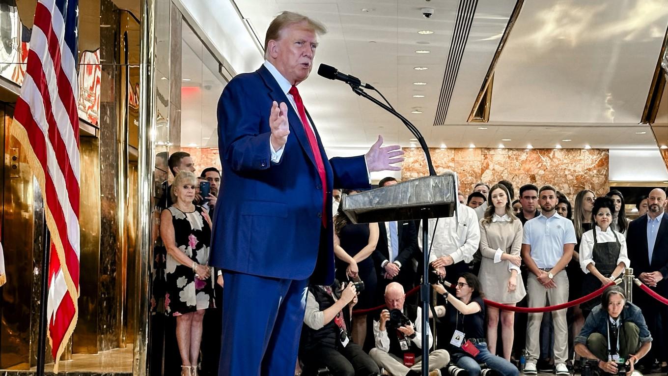 Förre presidenten Donald Trump håller presskonferens i Trump Tower på Manhattan i New York City den 31 maj, efter att ha fällts för 34 fall av bokföringsbrott.   Foto: Juliette Fairley