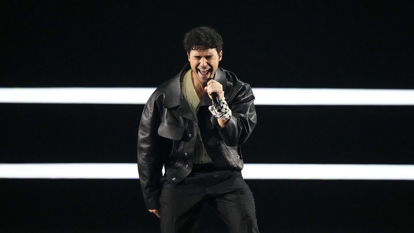 Eric Saade uppträder på den första semifinalen av Eurovision. På sin handled har han virat en palestinasjal. Foto: Martin Meissner/AP/TT