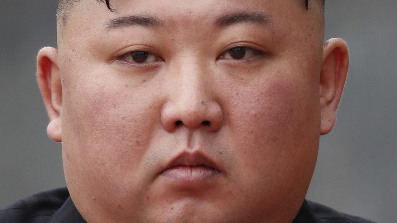 Nordkoreas ledare Kim Jong-Un sörjer den "obrottsligt lojale" pr-chefen Kim Ki-Nam som dött vid 94 års ålder. Arkivbild. Foto: Jorge Silva/AP/TT