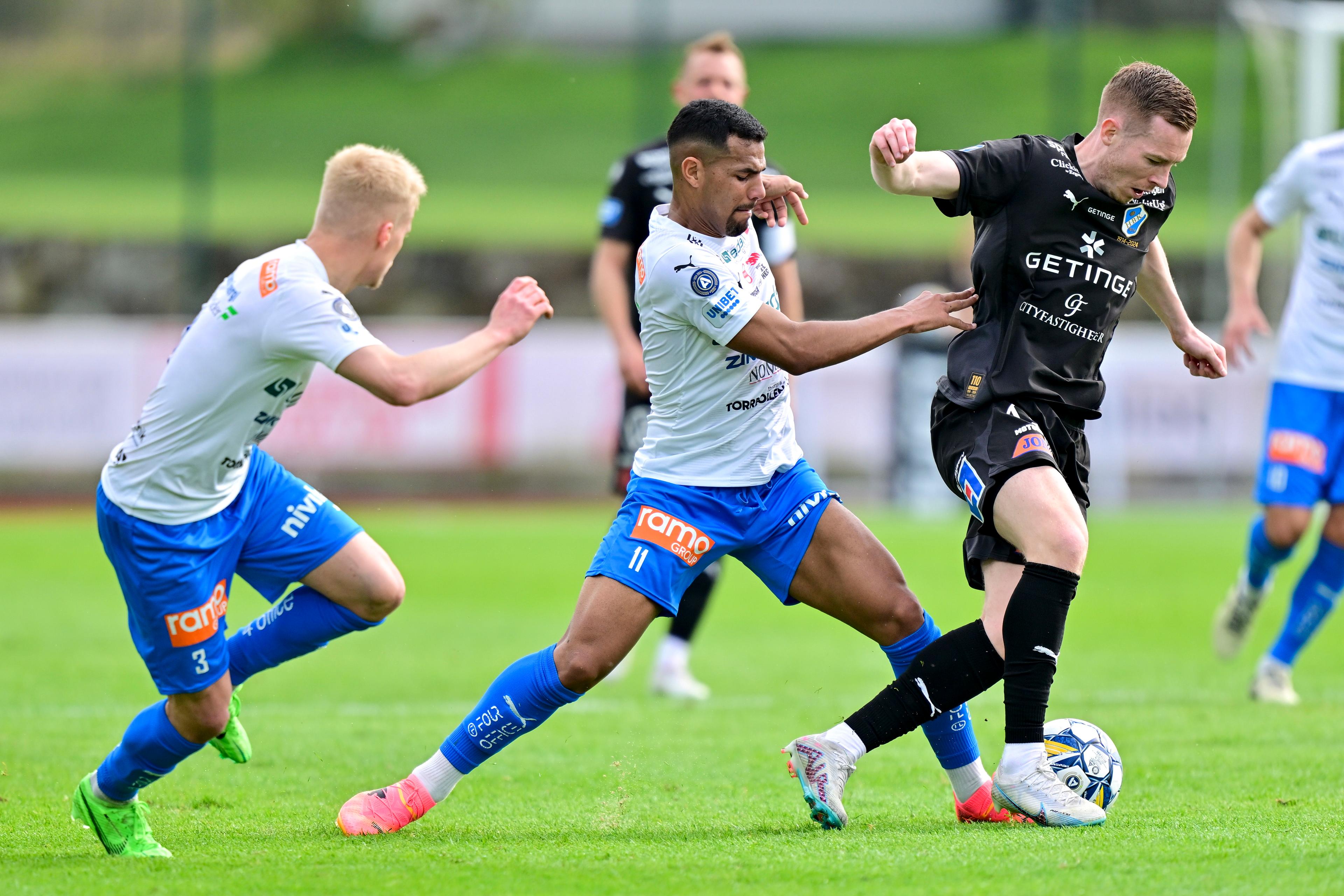 IFK Värnamo, i vitt, spelade sin senaste hemmamatch i Varberg. Arkivbild. Foto: Björn Larsson Rosvall/TT