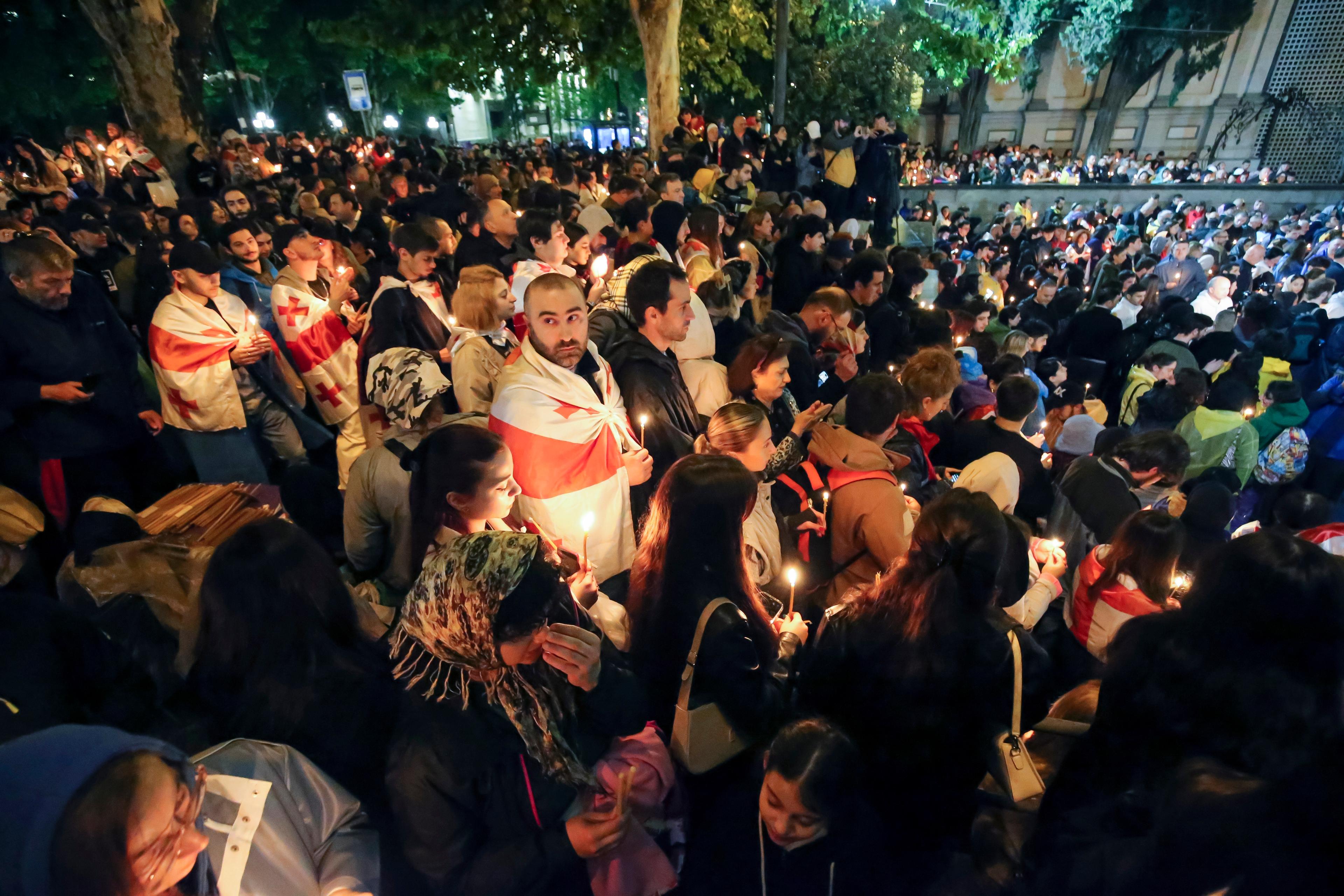 Protesterna har pågått under flera veckor. På bilden deltagare vid en demonstration i början av maj. Arkivbild. Foto: Zurab Tsertsvadze/AP/TT