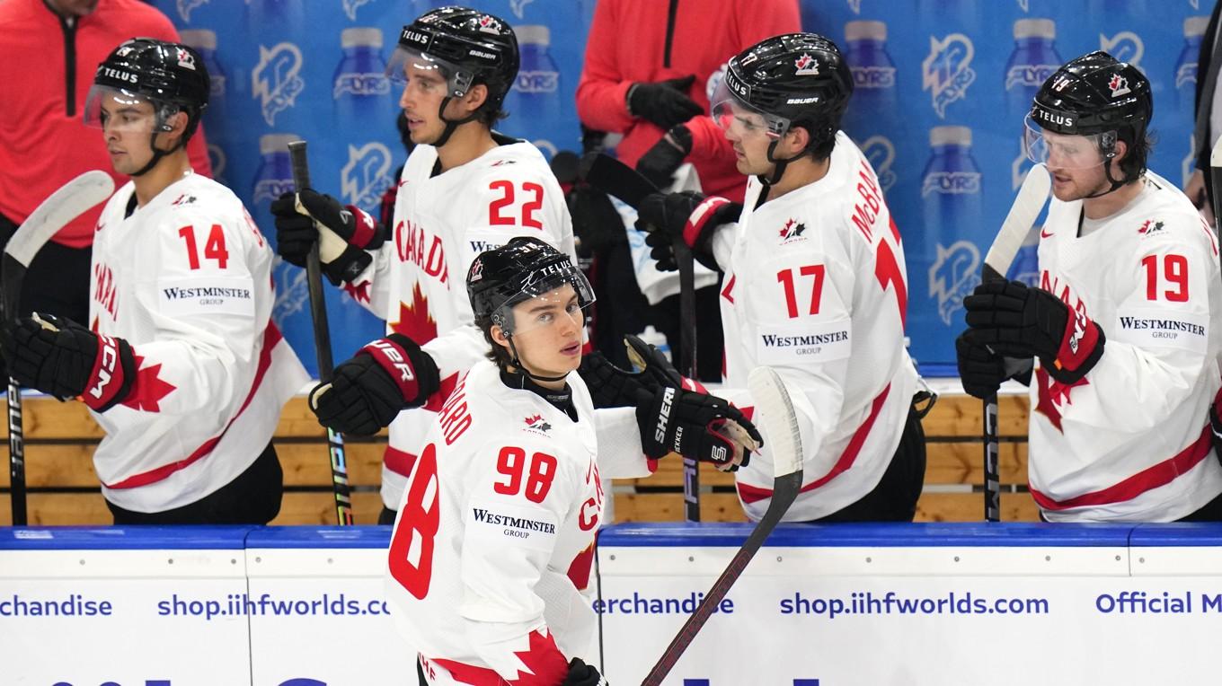 Kanadas 18-årige stjärna Connor Bedard gjorde två mål i matchen. Foto: Petr David Josek/AP/TT