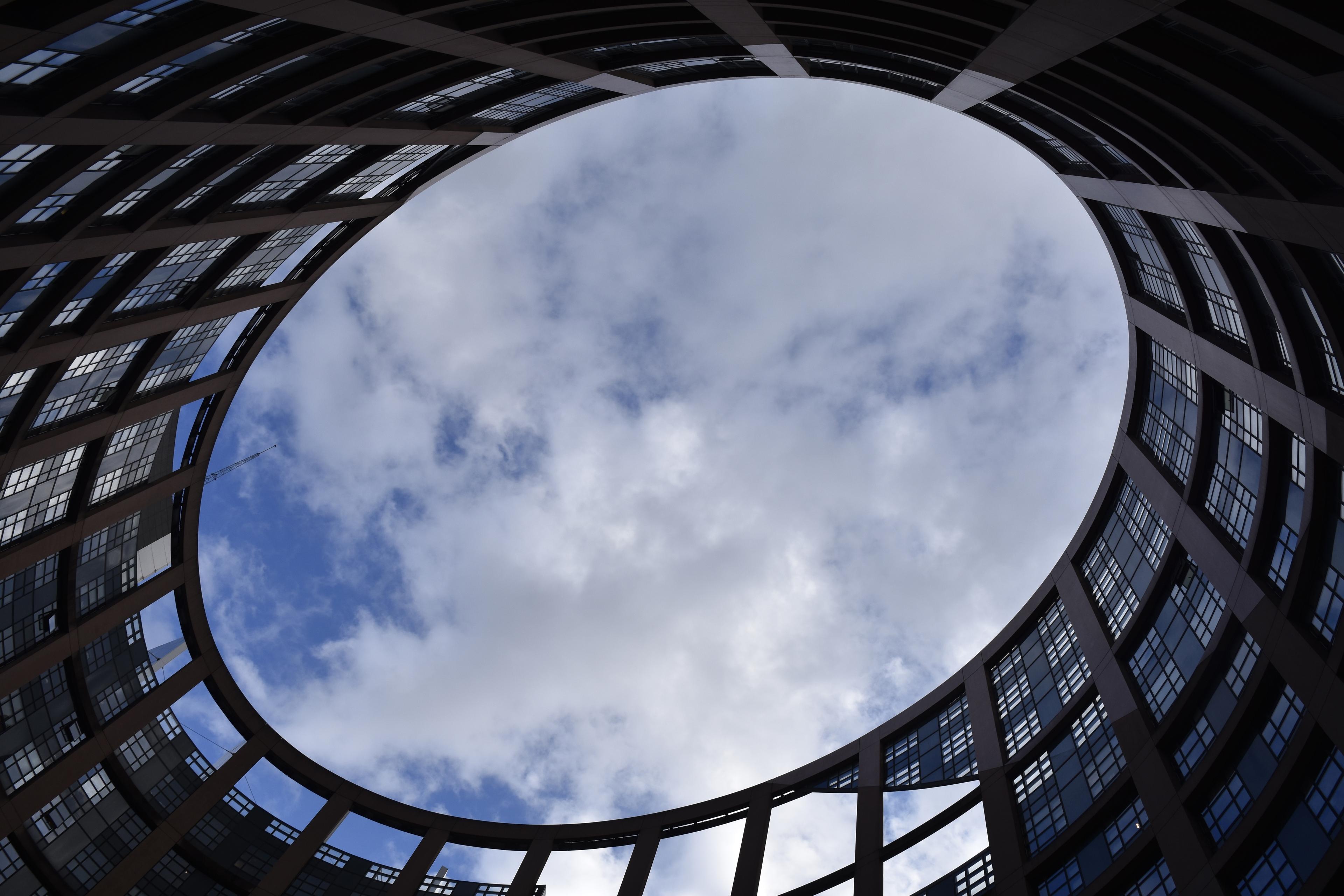 Himlen skiner högt ovan EU-parlamentet i Strasbourg. Foto: Wiktor Nummelin/TT