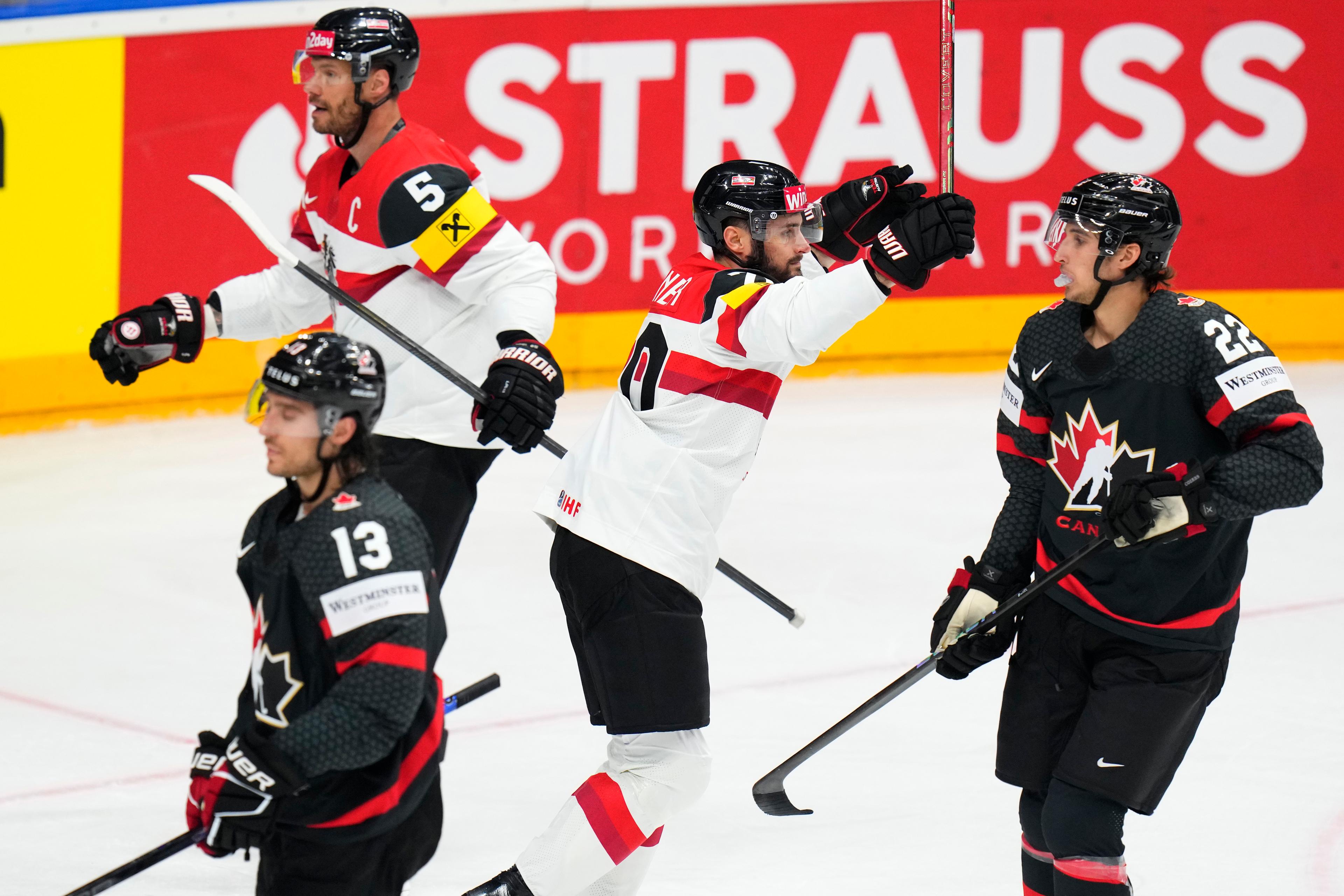 Österrikes Benjamin Nissner firar sitt mål mot Kanada i VM. Foto: Petr David Josek/AP/TT