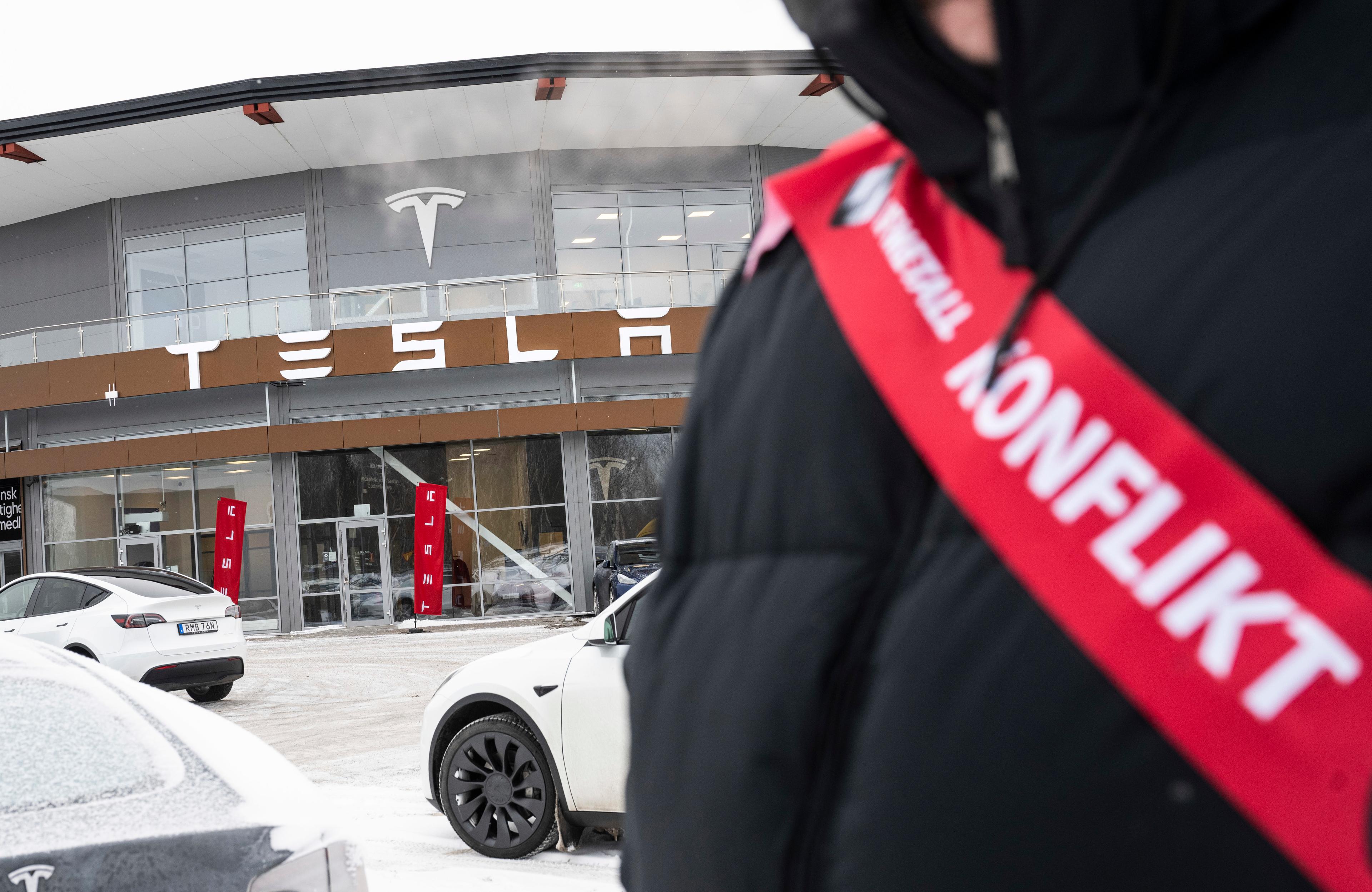 En strejkvakt från IF Metall utanför bilföretaget Teslas anläggning i Örebro. Arkivbild. Foto: Pontus Lundahl/TT