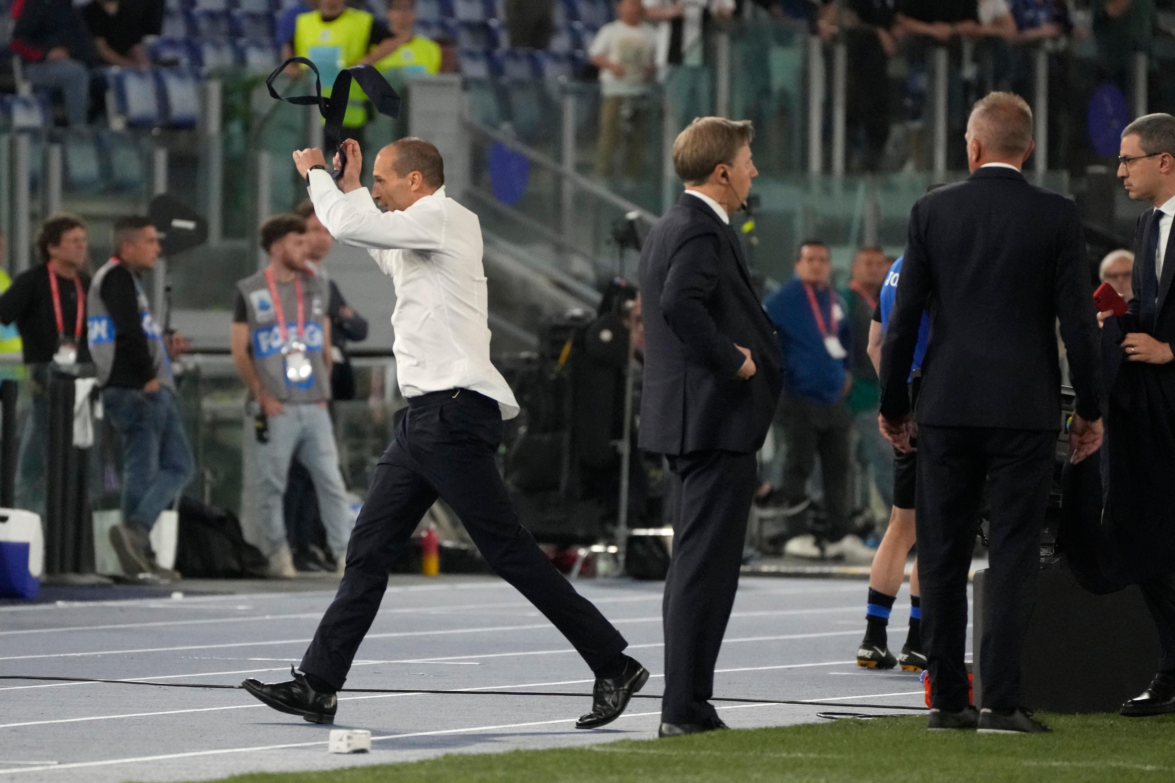 Juventus tränare Massimiliano Allegri stormar av planen efter sitt röda kort i cupfinalen mot Atalanta på Olympiastadion i Rom. Foto: Gregorio Borgia/AP/TT