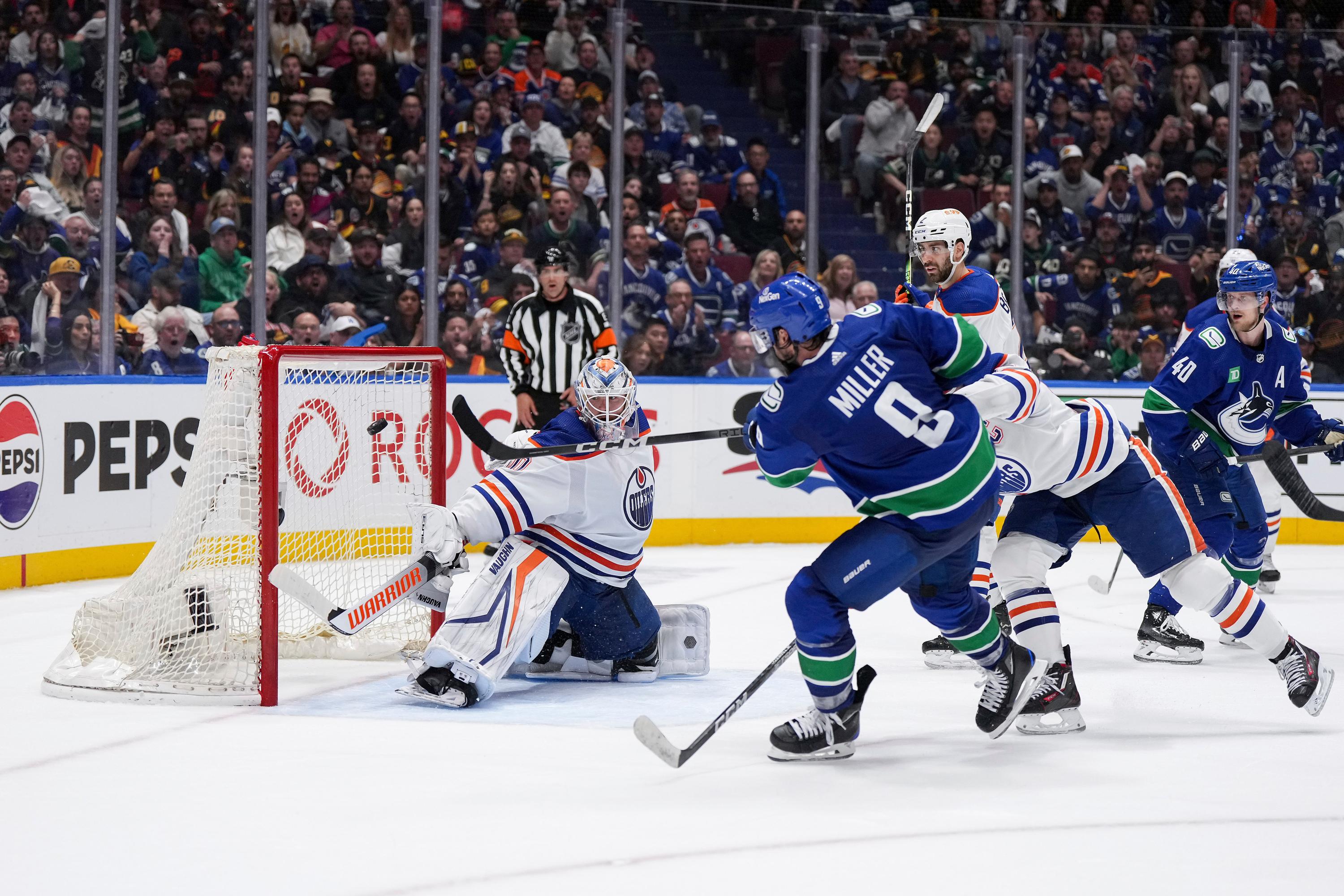 J.T. Miller kunde, framspelad av bland andra Elias Pettersson (till höger), avgöra med sitt sena 3–2-mål. Foto: DARRYL DYCK/AP/TT