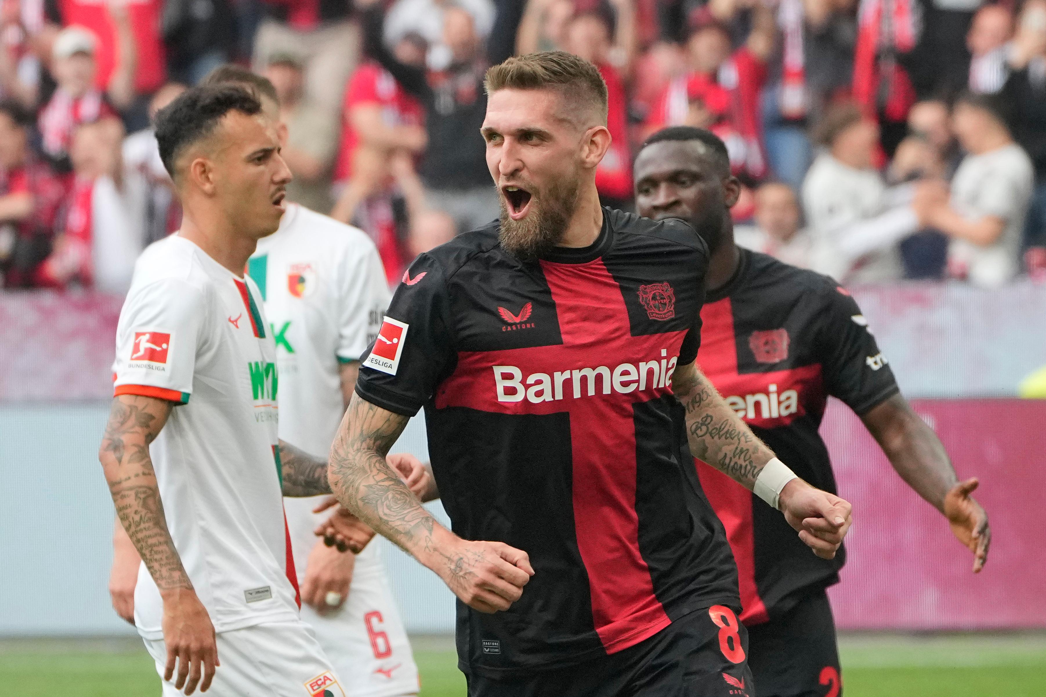 Bayer Leverkusens Robert Andrich gjorde 2–1-målet som säkrade segern mot Augsburg i sista omgången. Foto: Martin Meissner/AP/TT