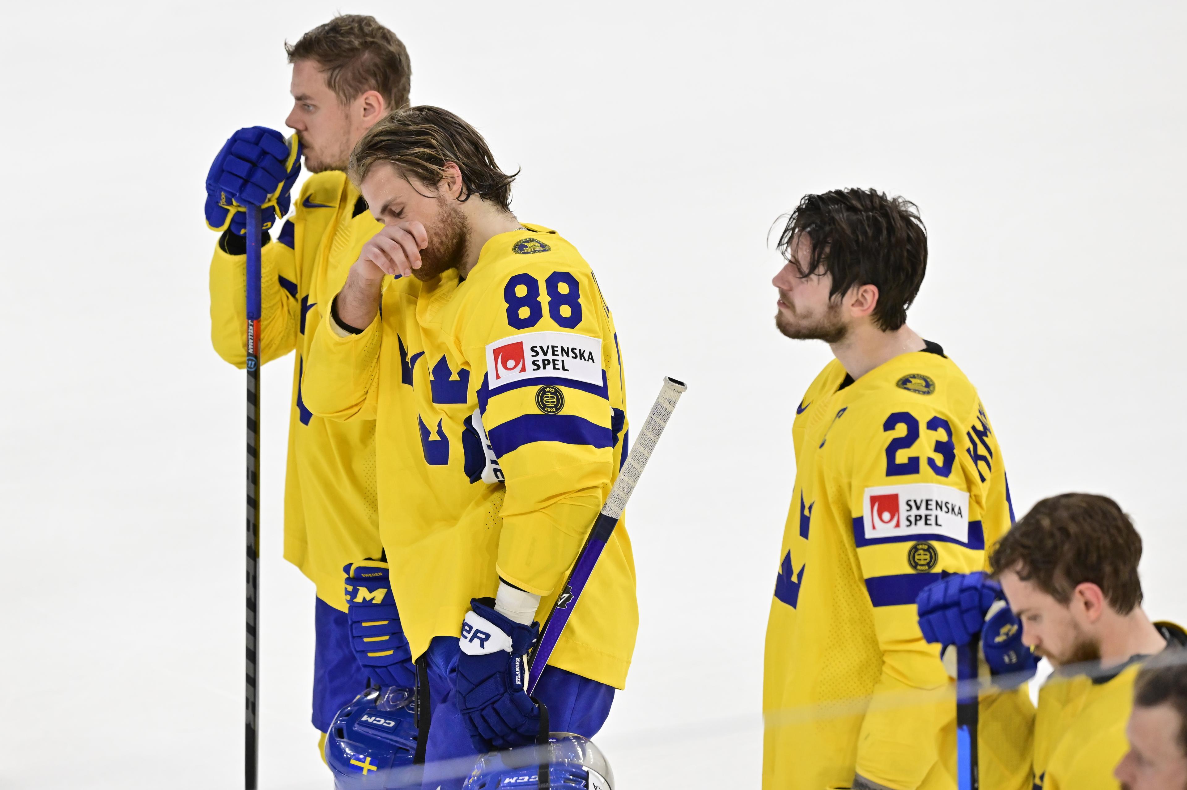 Svenskt depp. William Nylander (88) och Oliver Ekman Larsson (23) bland besvikna svenskar efter kollapsen mot Kanada 2022. Arkivbild. Foto: Jonas Ekströmer/TT