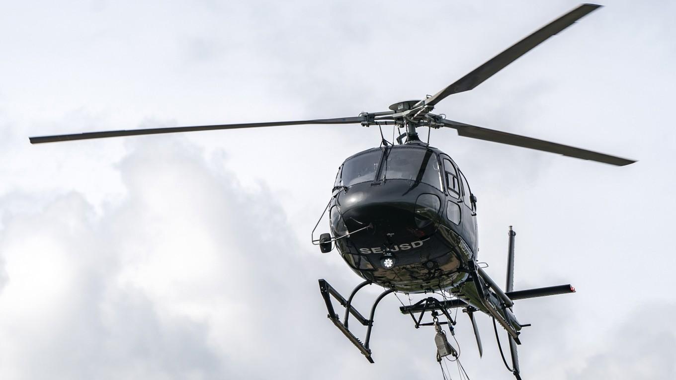 Två helikoptrar jobbar med branden norr om Gnarp. Arkivbild. Foto: Johan Nilsson/TT