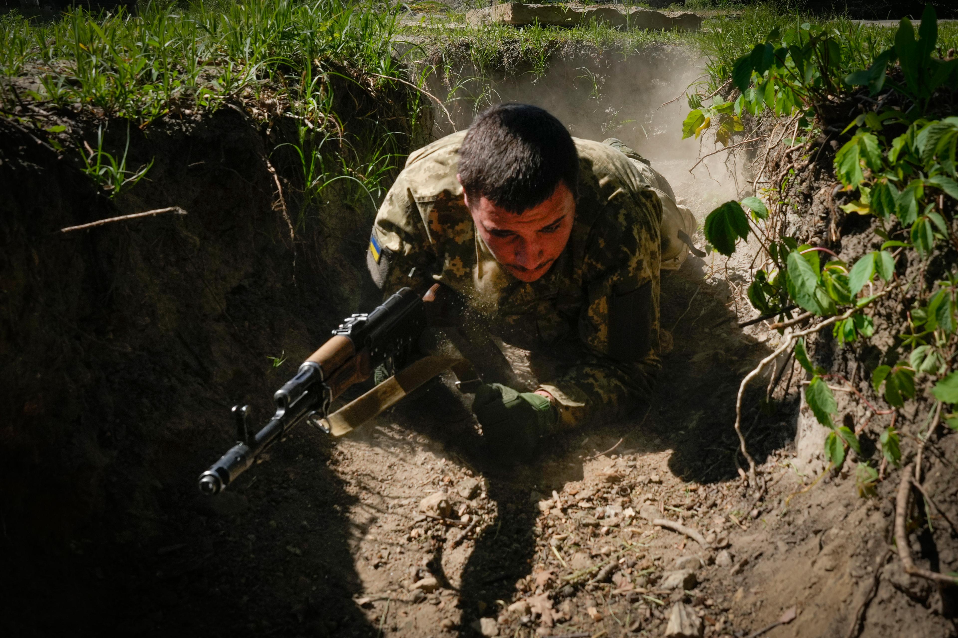 En nyrekryterad soldat under en övning i Kiev tidigare i maj. Foto: Efrem Lukatsky/AP/TT